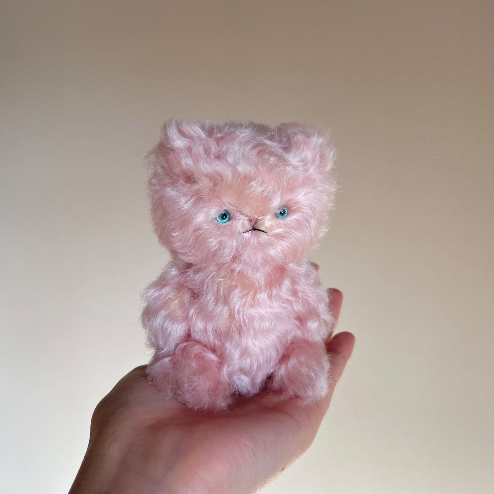 いちごの、ドロップみたいな子 ｝Cora ねこ 猫 ぬいぐるみ 作家