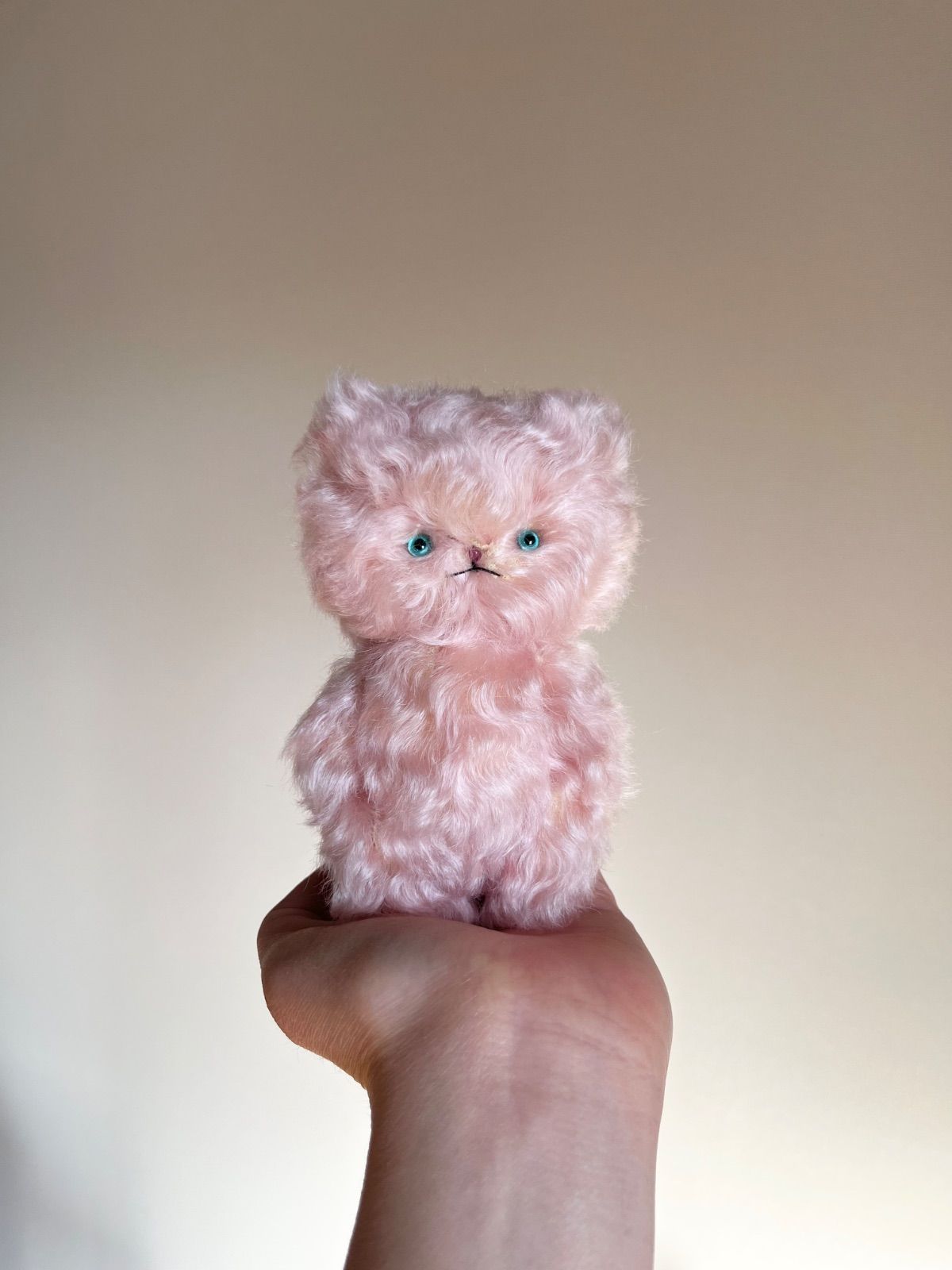 いちごドロップ色の子 ｝Cora ねこ 猫 ぬいぐるみ 作家 テディベア