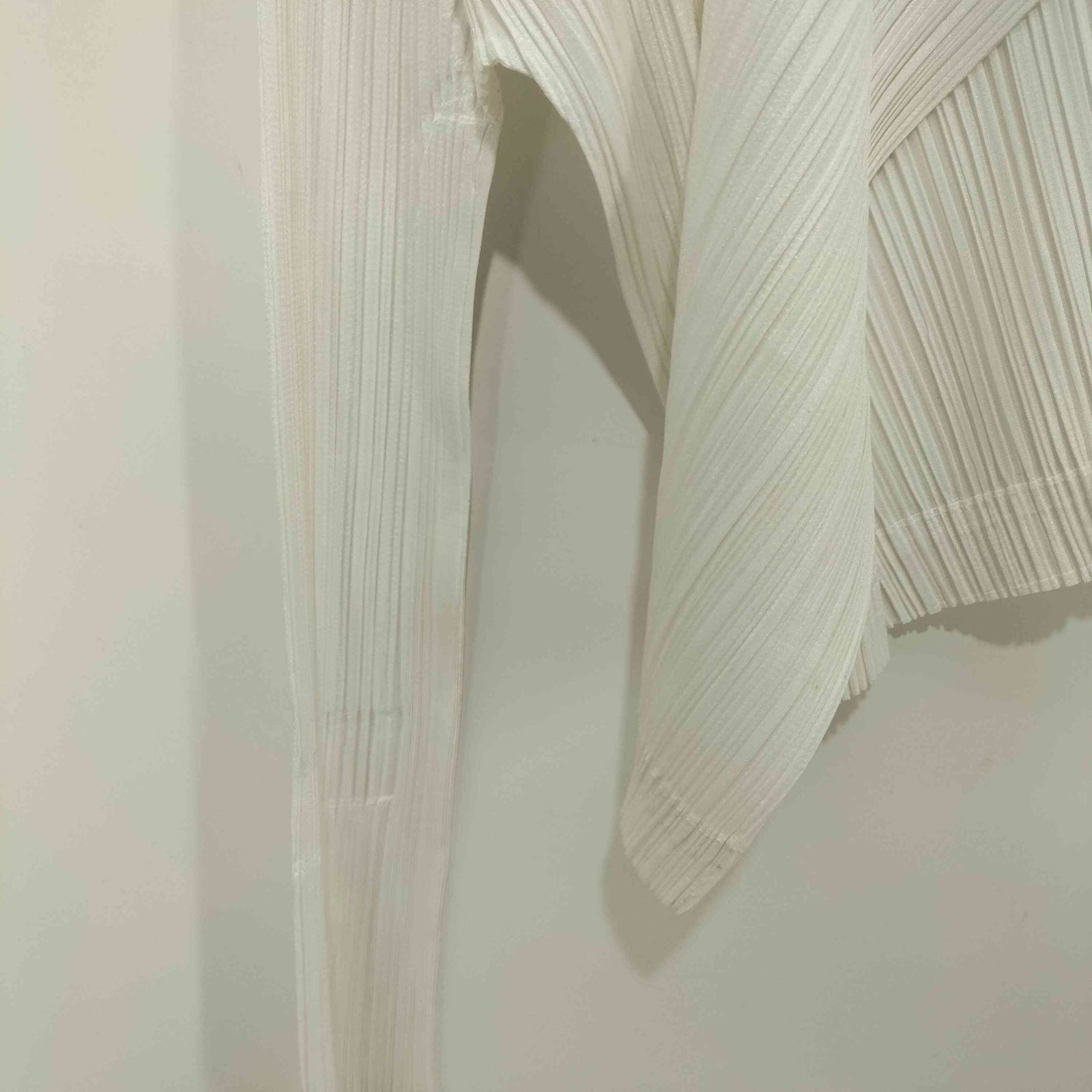プリーツプリーズ　イッセイミヤケ　ドレープ　カーディガン　アイボリー プリーツプリーズイッセイミヤケ PLEATS PLEASE ISSEY MIYAKE プリーツ