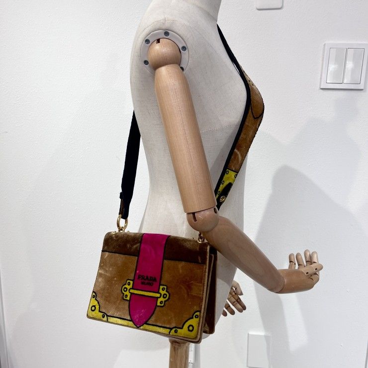 PRADA（プラダ）カイエ チェーンショルダーバッグ ベルベット ブラウン ピンク 金具 ゴールド レディース 斜め掛け イタリア製【中古】 PRADA（プラダ）カイエ チェーンショルダーバッグ ベルベット ブラウン