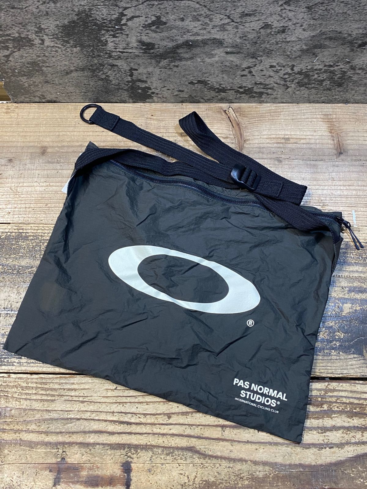KA563 パスノーマルスタジオ PAS NORMAL STUDIOS Oakley Off-Race Technical Musette サコッシュ グレー