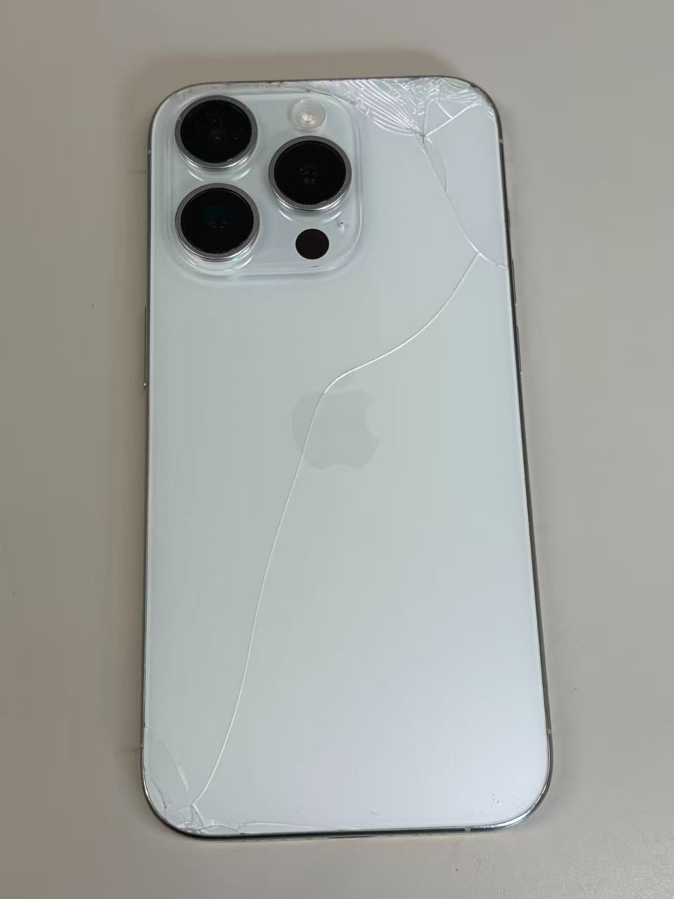 iPhone15 Pro 128GB ジャンク品(背面ひび割れ) - メルカリ