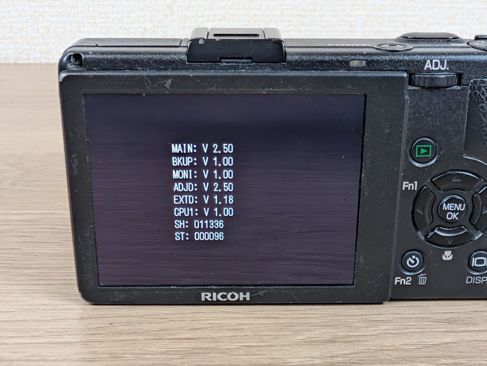 完動品】RICOH GR DIGITAL III F1.9明るい単焦点レンズ搭載 1000万画素 
