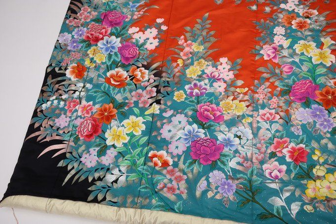 色打掛 豪華絢爛 赤xゴールドx黒系 刺繡 箔 洋花 小花 花づくし 蝶