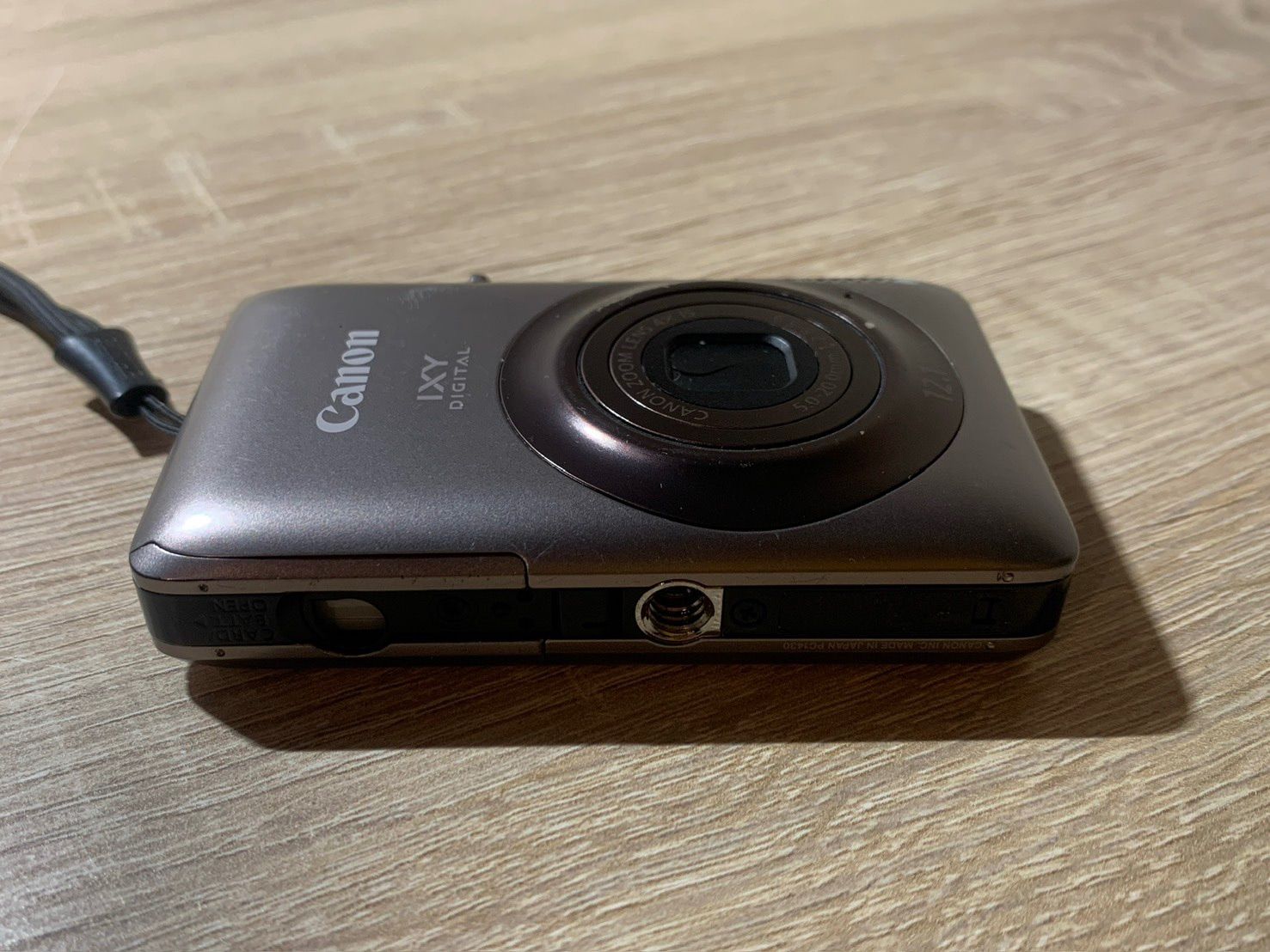 ジャンク　デジカメ　Canon IXY Digital 0136 Canon IXY DIGITAL 220 IS シルバー デジカメ ジャンク品【コ