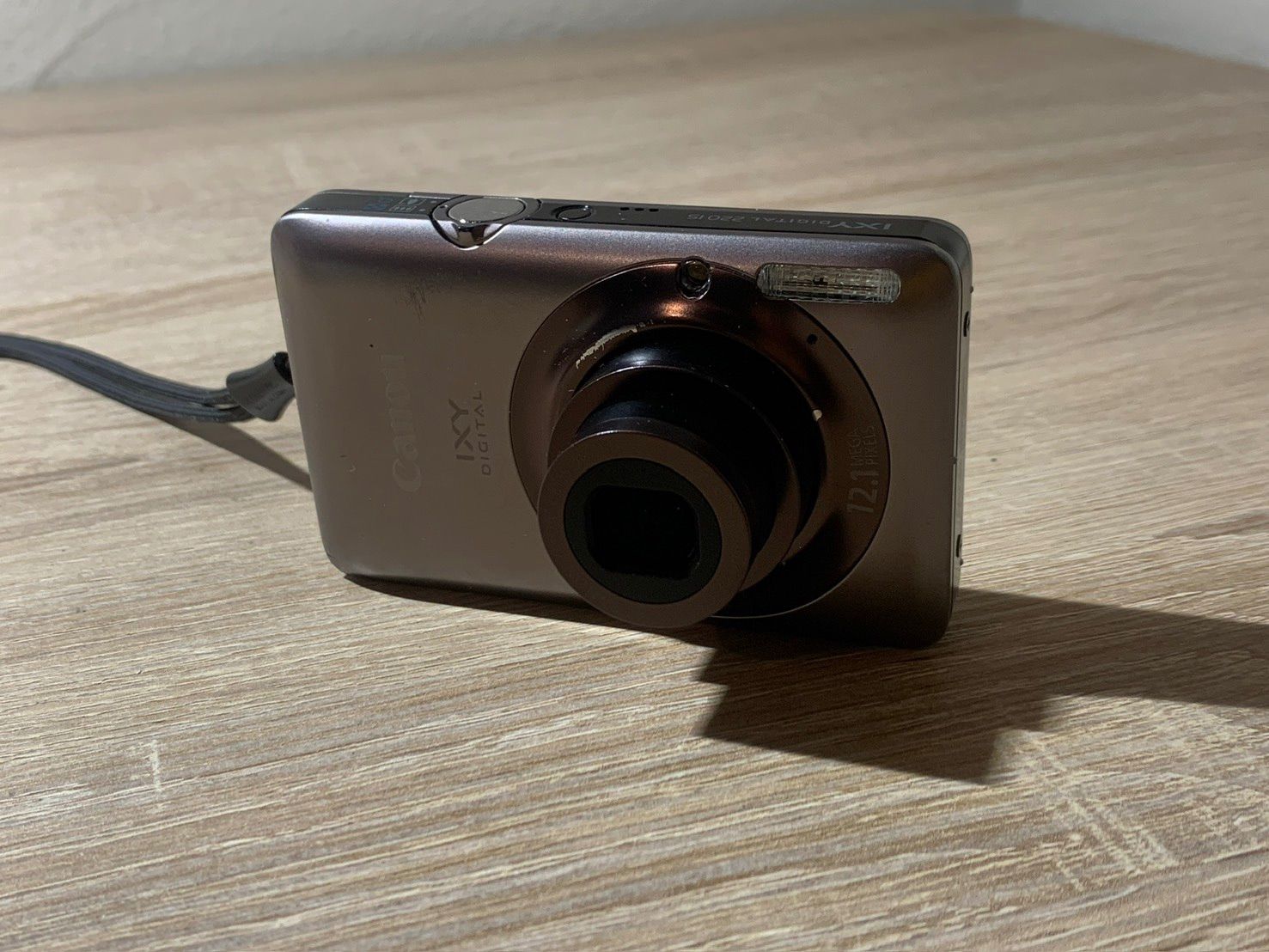 0136 Canon IXY DIGITAL 220 IS シルバー デジカメ ジャンク品【コ