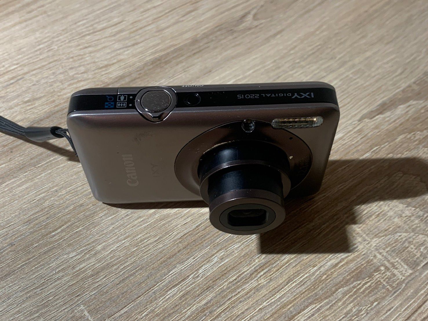 ジャンク　デジカメ　Canon IXY Digital 0136 Canon IXY DIGITAL 220 IS シルバー デジカメ ジャンク品【コ