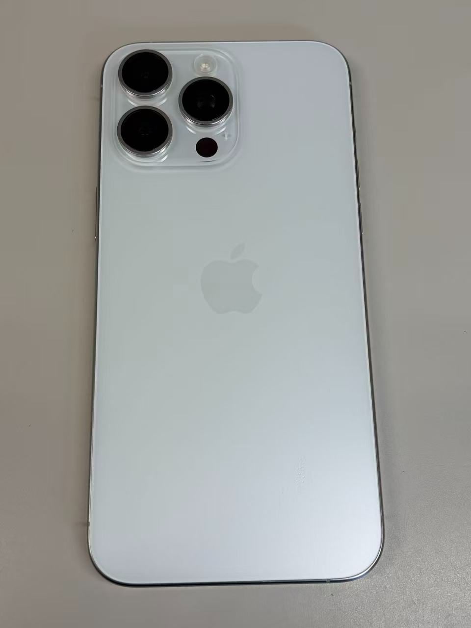 iPhone15 Pro MAX 256GB ホワイトチタニウム バッテリー83% - メルカリ