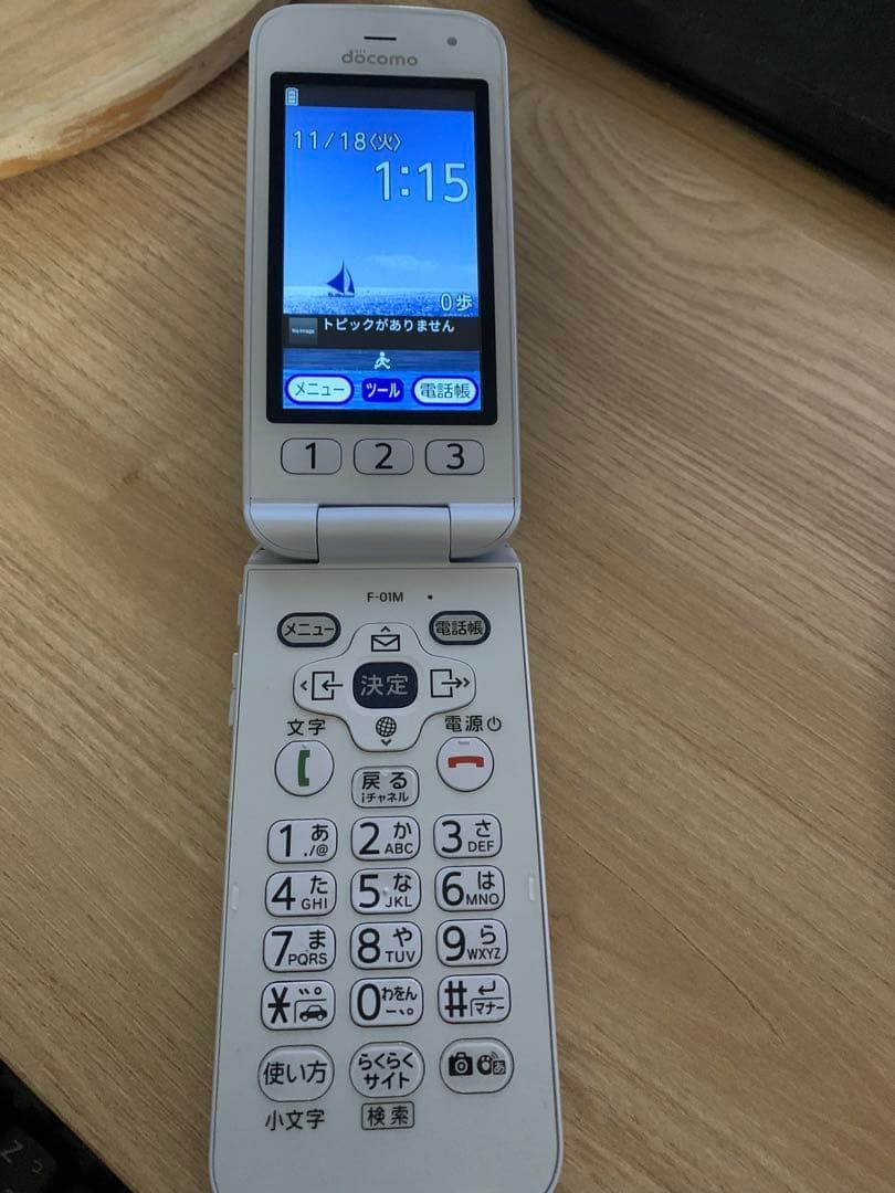 らくらくホン F-01M docomo ホワイト 携帯本体 - メルカリ