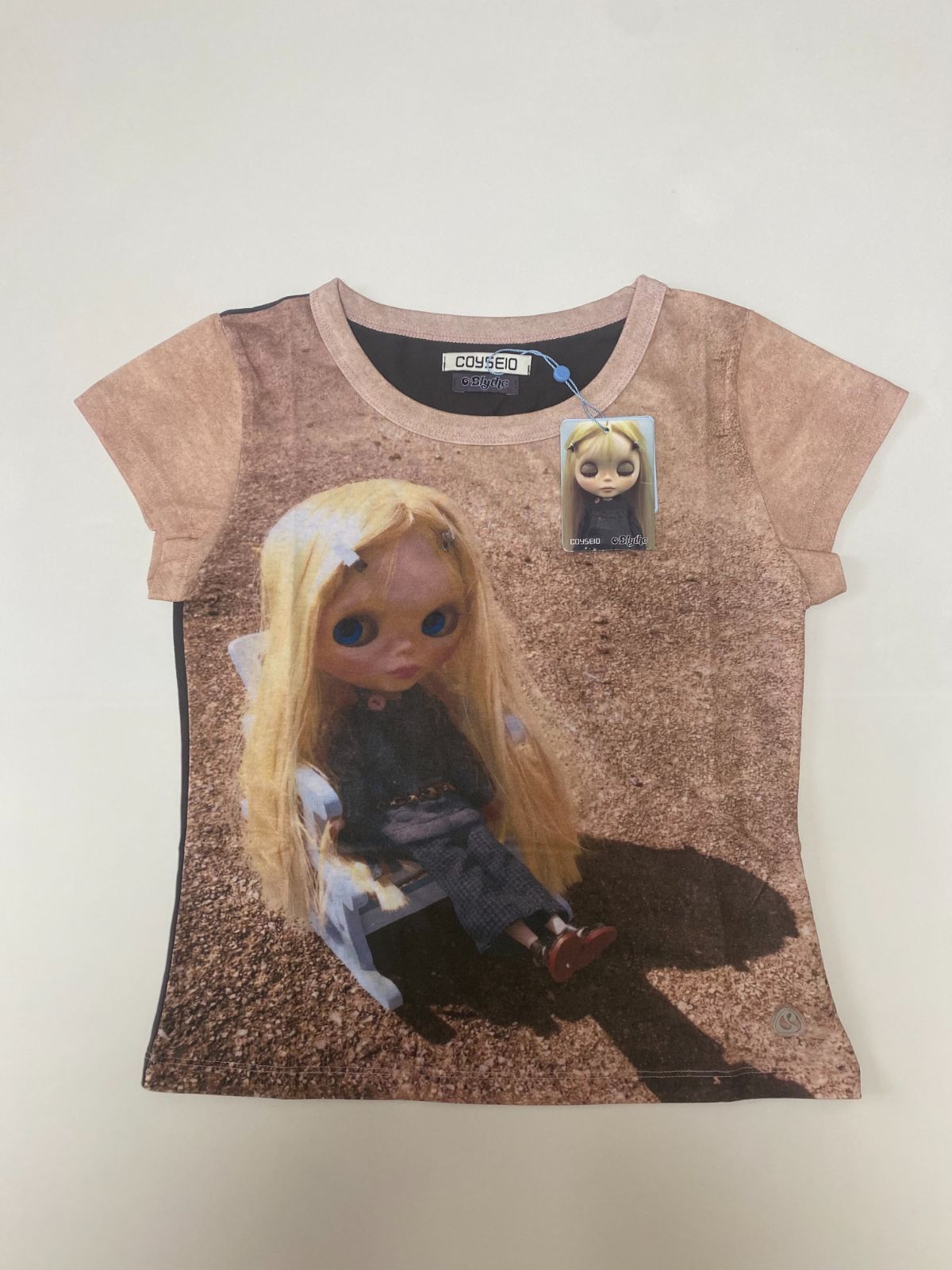 coyseio X blythe プリントtシャツ　即日配送可 COYSEIO x BLYTHE ドールプリント Tシャツ - メルカリ