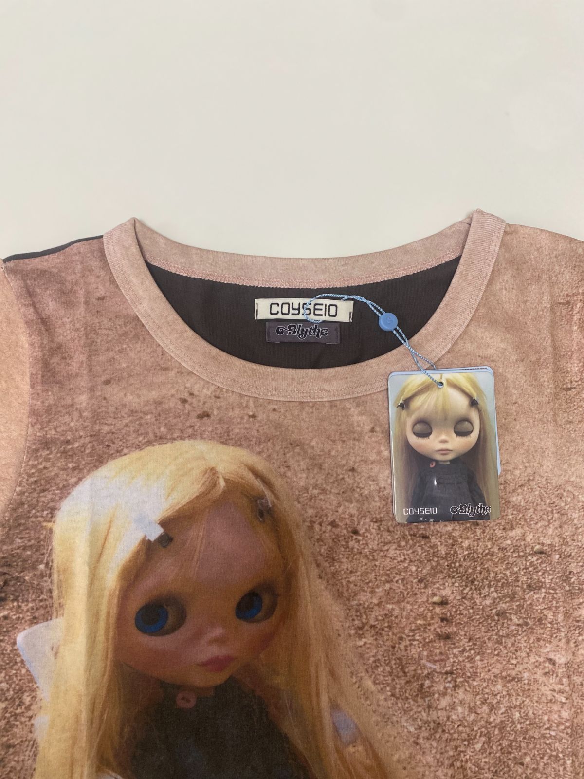 COYSEIO x BLYTHE ドールプリント Tシャツ - メルカリ