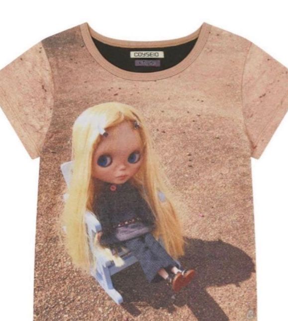 coyseio X blythe プリントtシャツ　即日配送可 COYSEIO x BLYTHE ドールプリント Tシャツ - メルカリ
