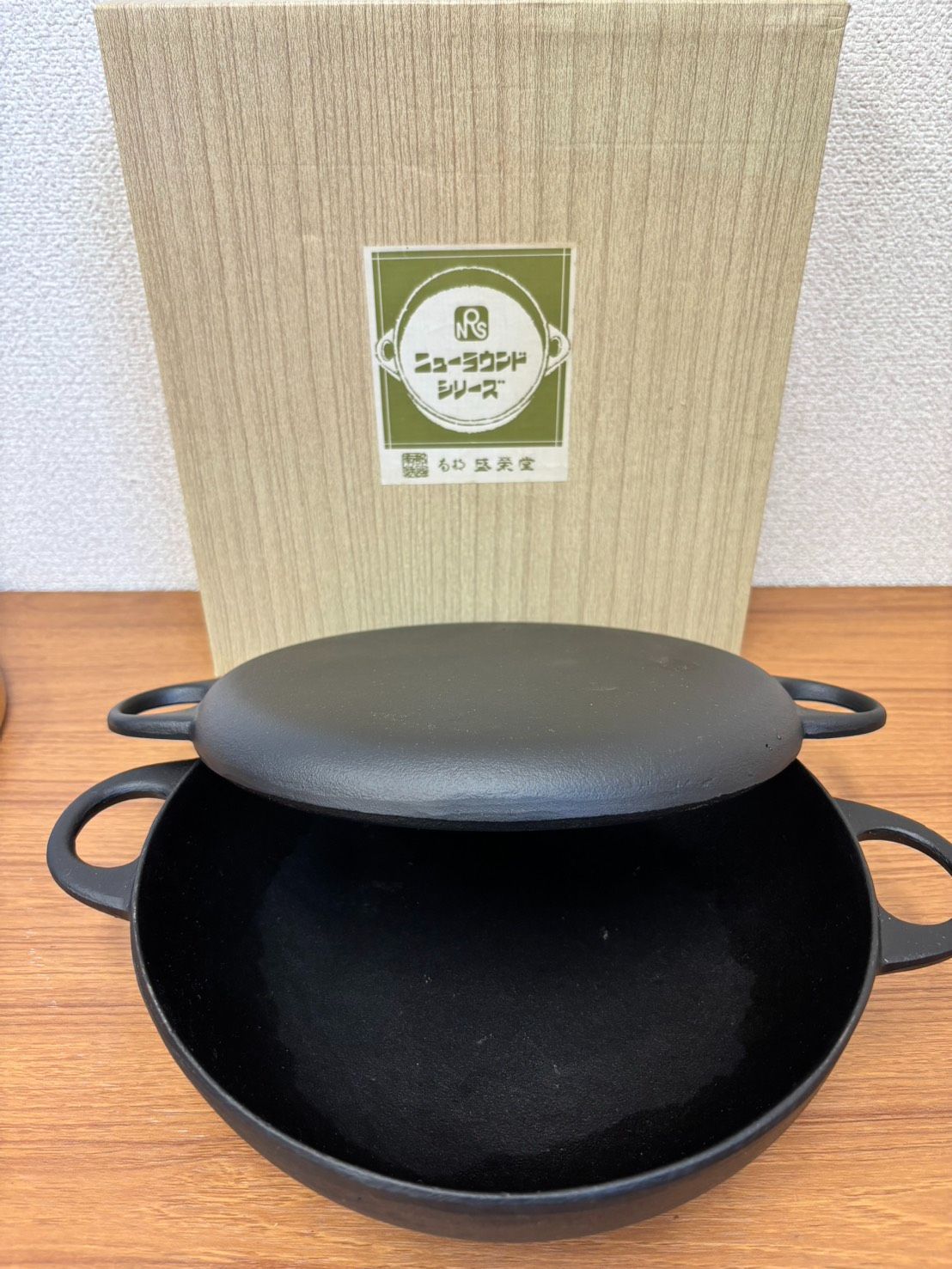 (新品未使用)盛栄堂　南部鉄器 万能鍋丸浅型 22㌢　 ダッチオーブン　及源 新品未使用)盛栄堂 南部鉄器 万能鍋丸浅型 22㌢ ダッチオーブン 及源