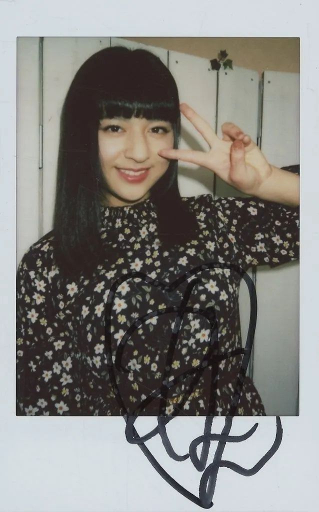 徳江かな直筆サイン入りチェキ 中古】生写真(女性) ☆徳江かな/直筆サイン入り/生チェキ - メルカリ