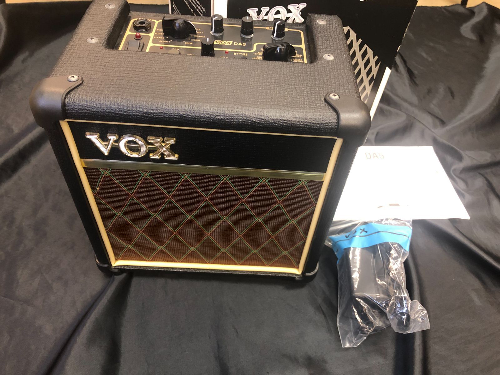 VOX ギターアンプ DA5 エフェクト搭載 アダプタ付属 乾電池でも動作 ストリートライブ アウトドア ヴォックス  ☆ PayPay(ペイペイ)決済可能 ☆ 札幌市 清田区 平岡 Amazon.co.jp: VOX / DA5 ボックス 電池駆動・エフェクト搭載小型