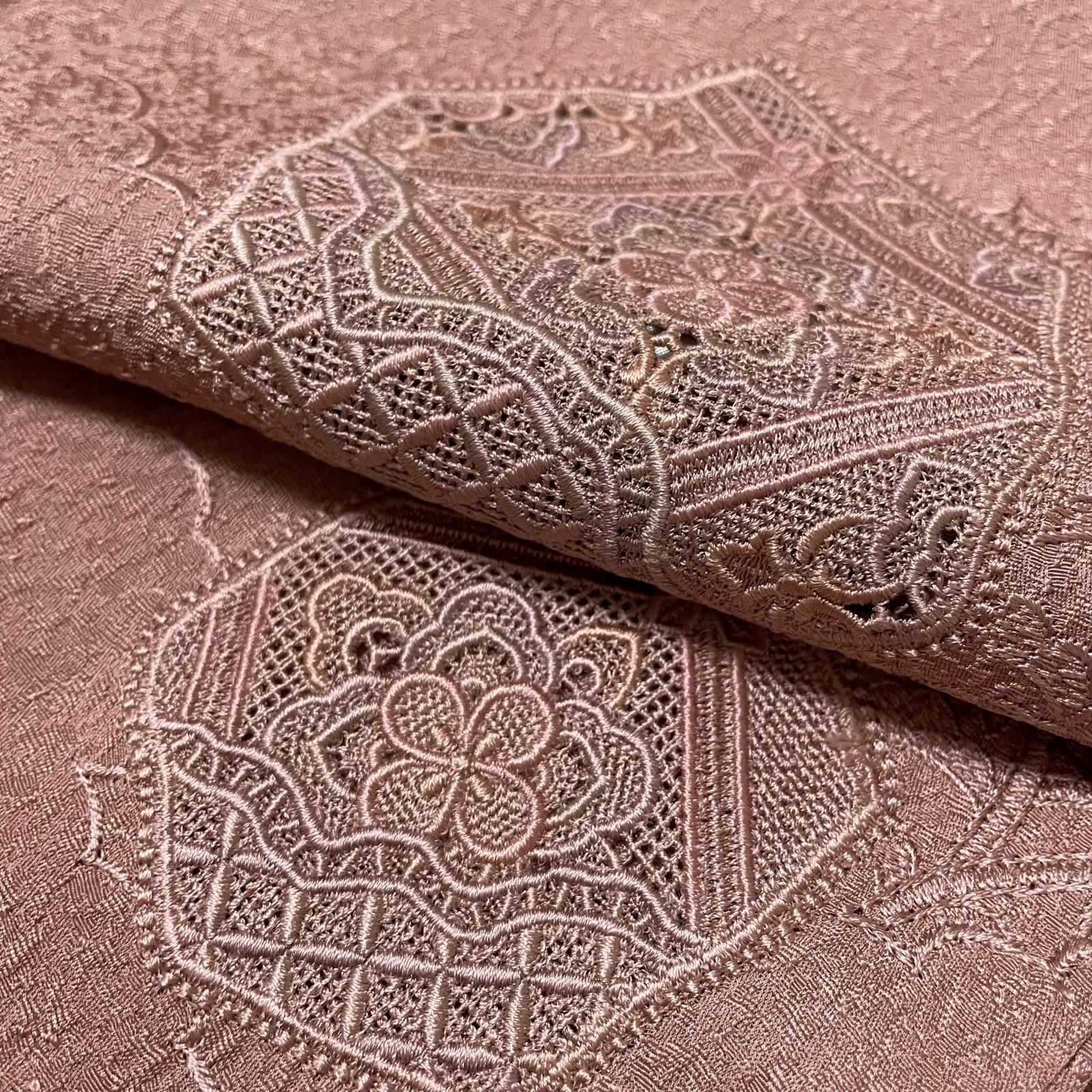 汕頭刺繍 付下げ 上品な飛び柄 暈し染 着物 正絹 一つ紋 X-809 - メルカリ