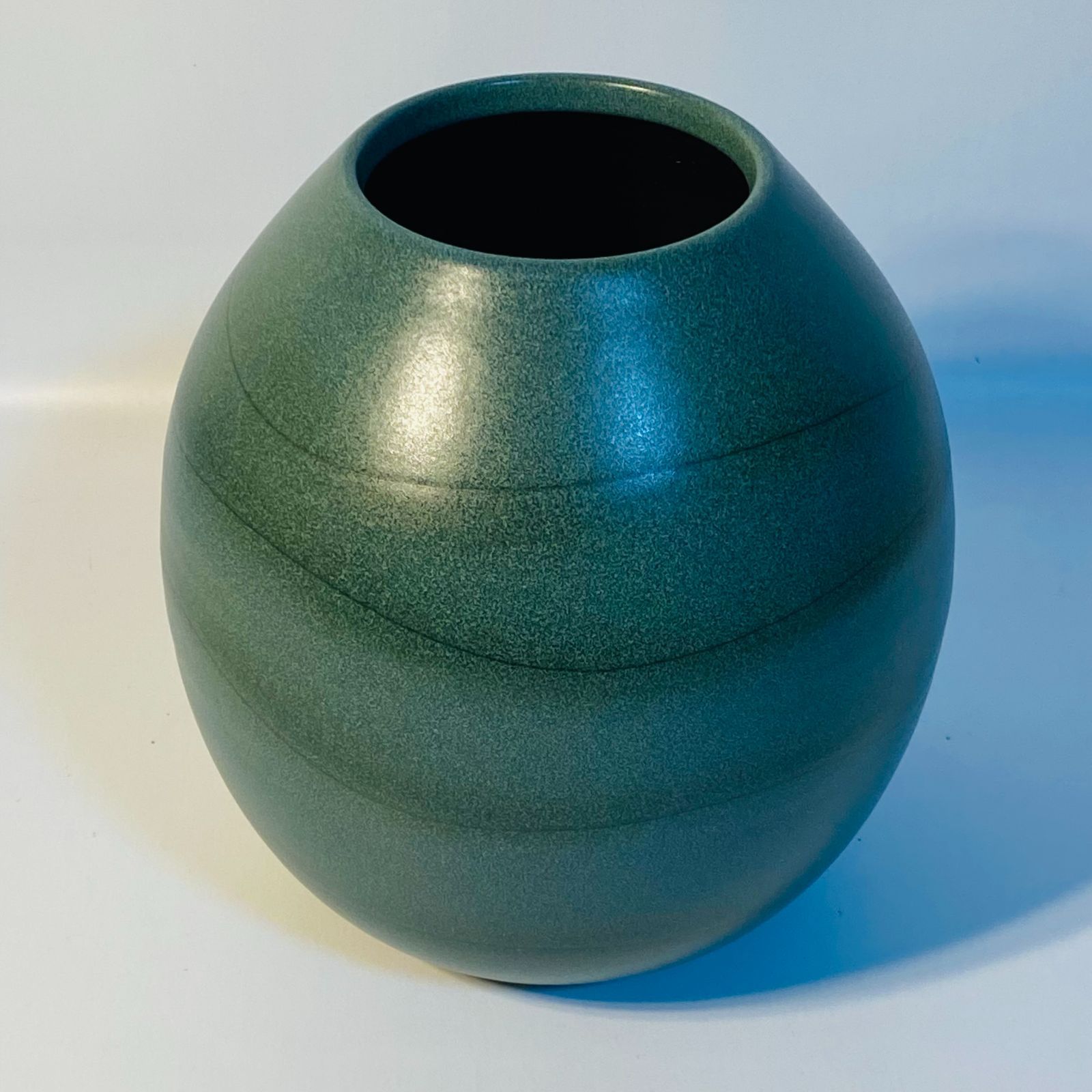 信楽焼 日展作家　大原薫作　丸型花瓶 黒と緑のグラデーション 信楽焼 大原 薫 作 花瓶 緑釉 花器 和柄 華道 花道 お花 生け花 花立