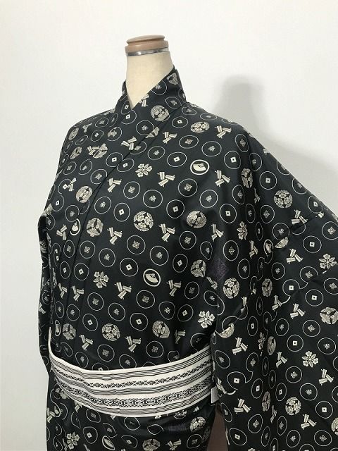 新品 4Lサイズ 単衣着物 男物 化繊 小紋 黒地に丸紋模様 洗える着物 裄長幅広モデル