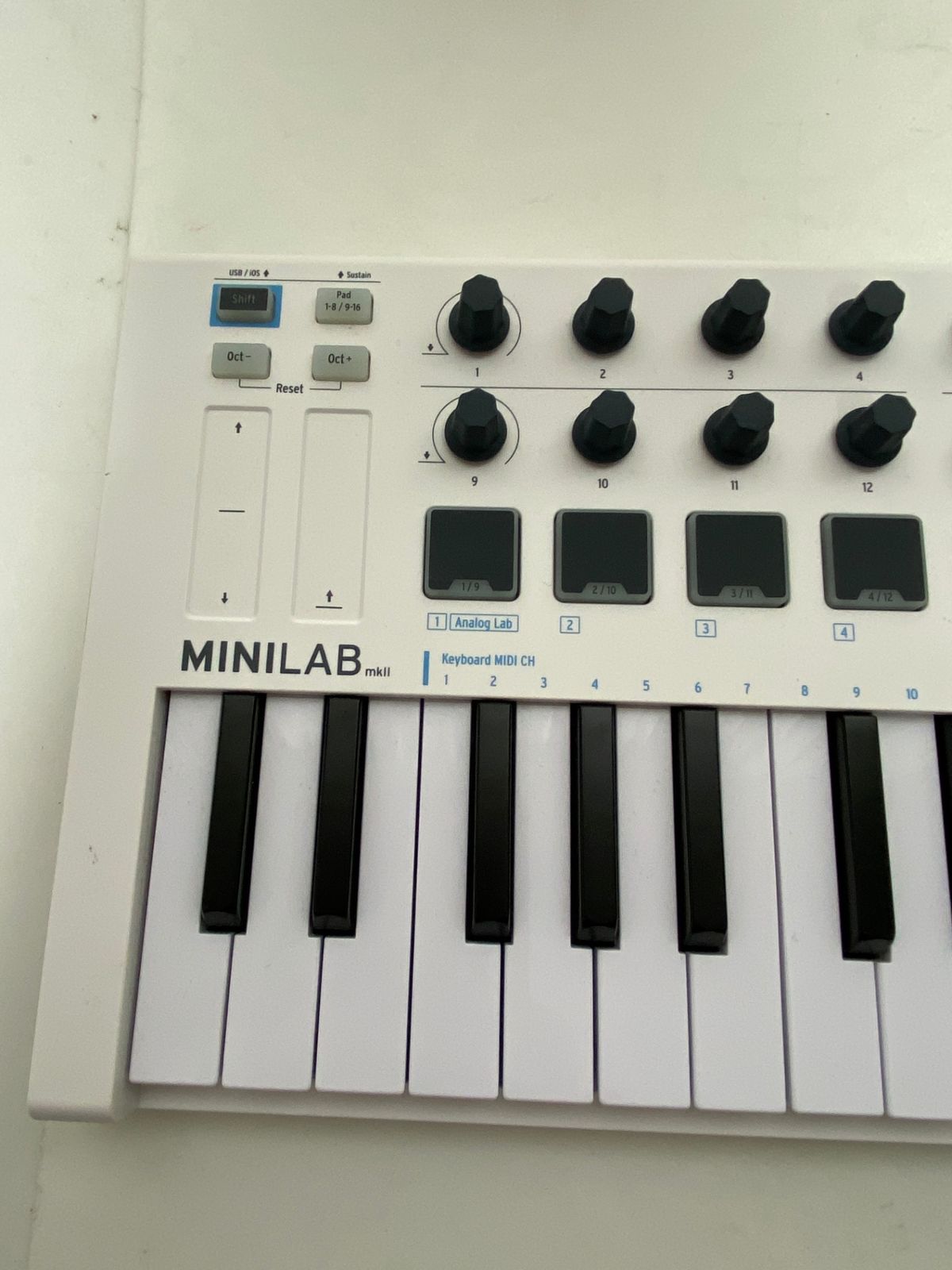 〇 アートリア Arturia MiniLab MkII 25鍵盤 MIDI コントローラー ソフトウェア付属 1400-4152 〇 アートリア Arturia MiniLab MkII 25鍵盤 MIDI コントローラー