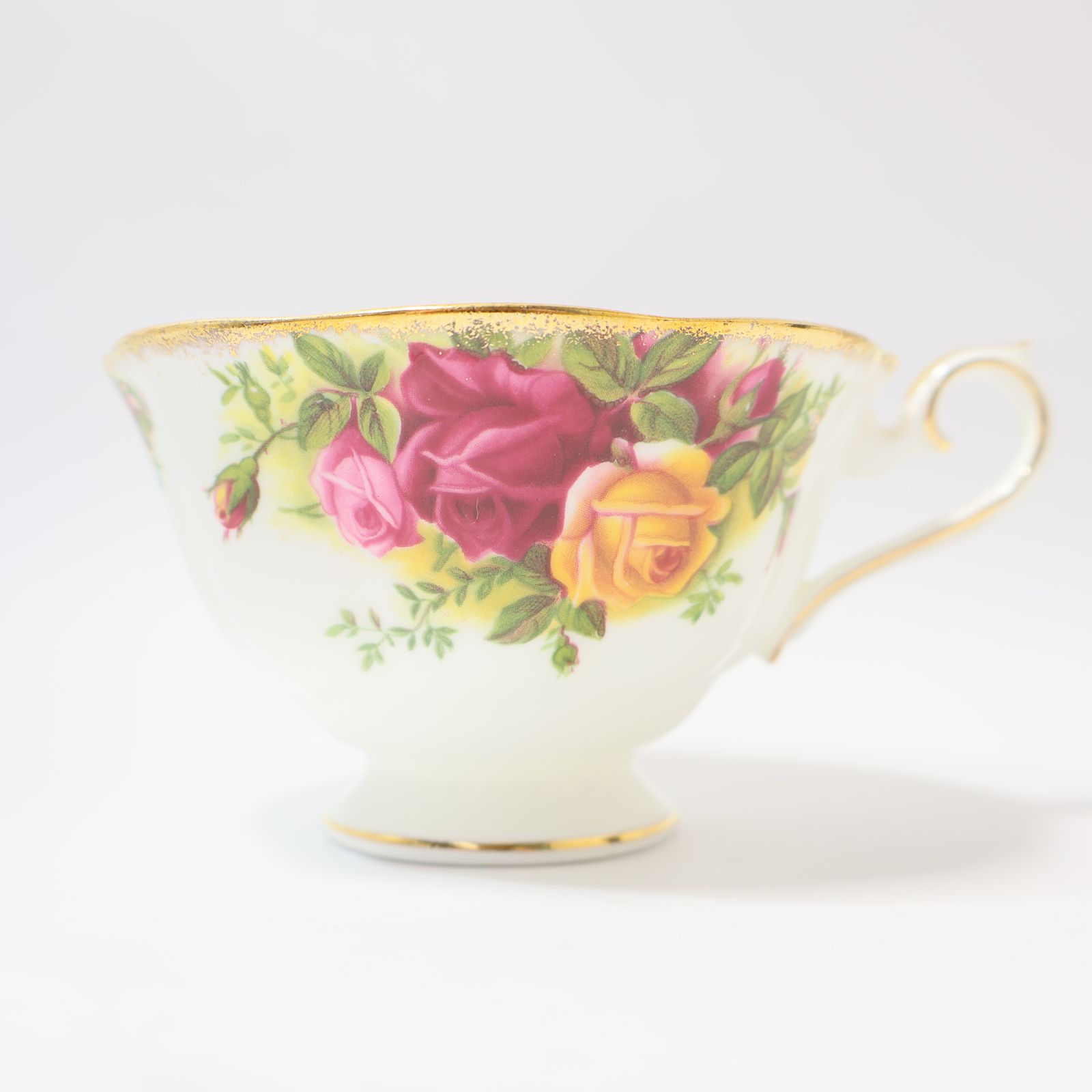 ss7889　ロイヤルアルバート カップ＆ソーサー 2客セット オールドカントリーローズ バルドール   Old Country Roses Val D'or C/S 洋食器 陶磁器 コレクション 花柄 白地 ティーカップ 紅茶 コーヒー ロイヤルアルバート 中古 オールドカントリーローズ カップ&ソーサー｜ロイヤルアルバート ROYAL