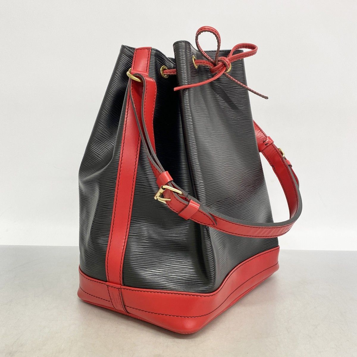 超超希少モデル　ルイヴィトンショルダーバッグハンドバッグの エピ ノエ 鮮やかな赤　参考購入価格　23万くらい ルイヴィトンノエ 14127 赤 レディース エピレザー ショルダーバッグ