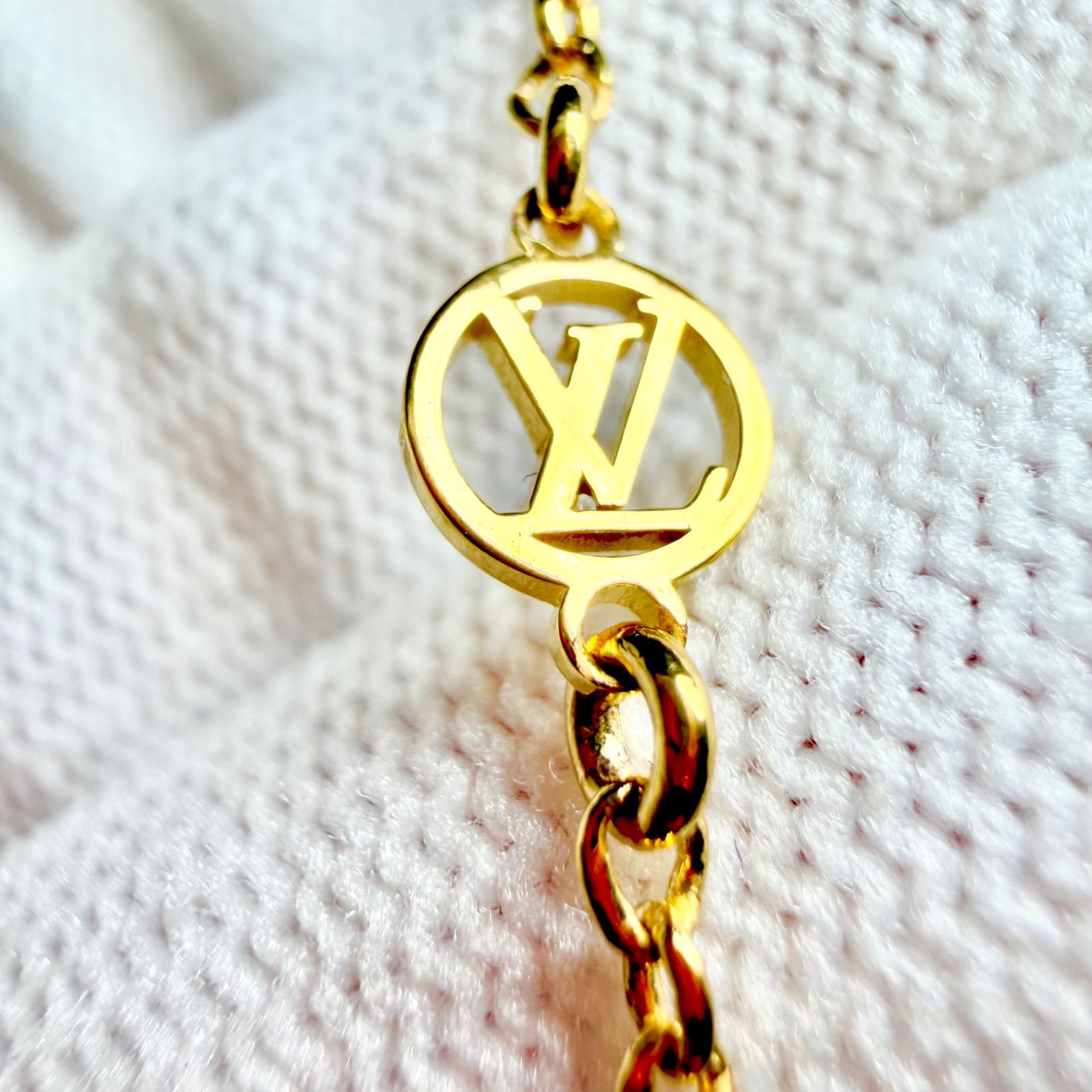 LOUIS VUITTON ルイヴィトン エセンシャルV ゴールド ネックレス G2510