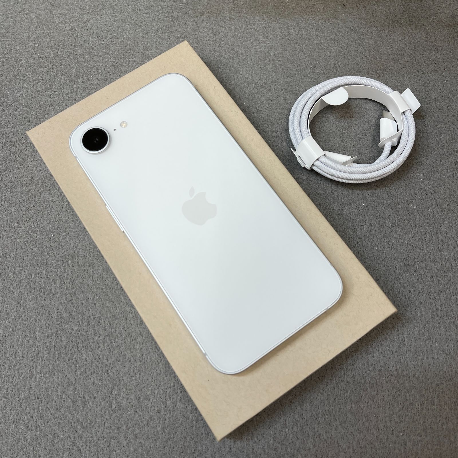 バッテリー100% iPhone 16e 128GB ホワイト Apple版 SIMフリー送料無料