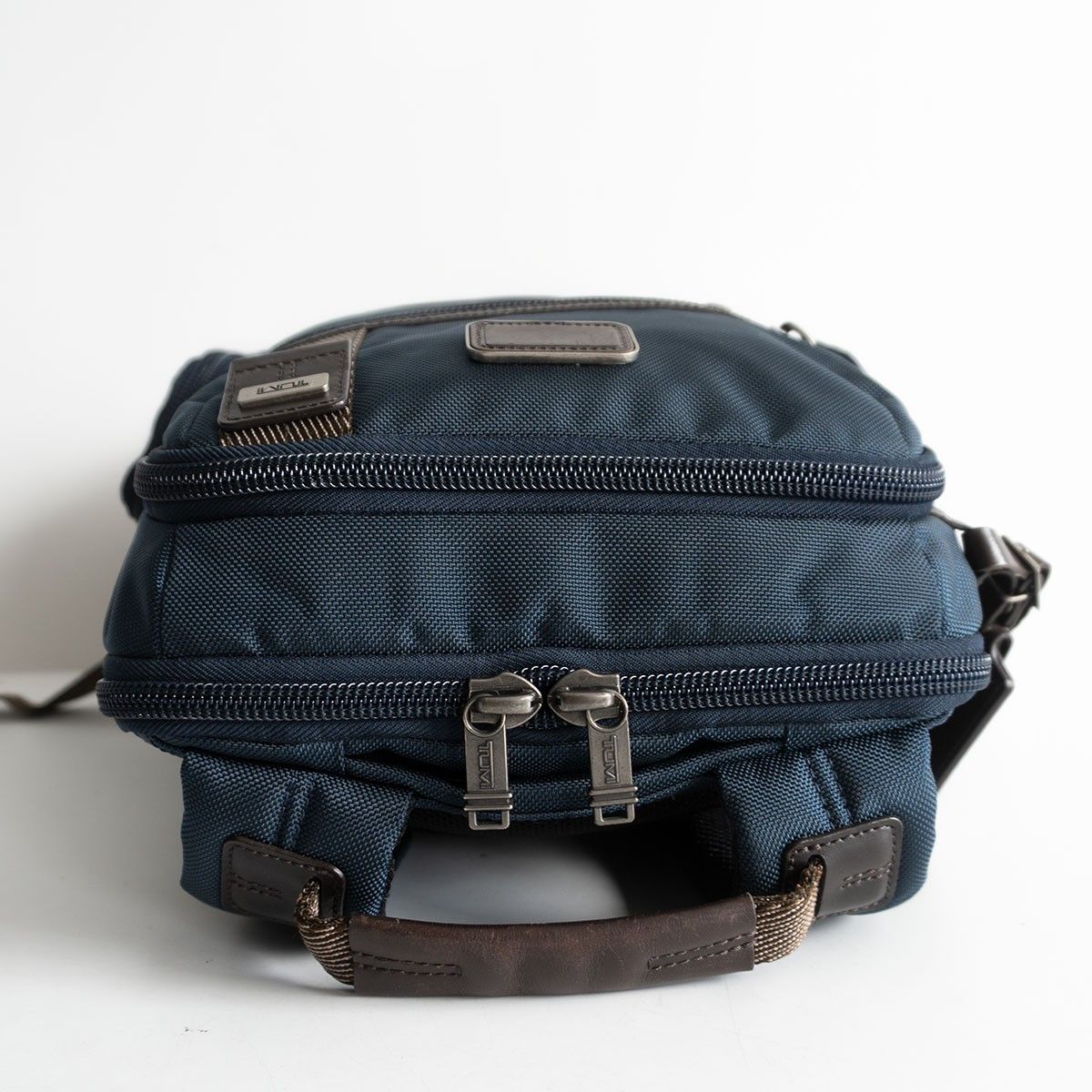 TUMI ビジネスバッグ 追加パッチ付き　ネイビー　正規品 美品】 TUMI 【222681NVY2/Alpha Bravo Knox backpack】ネイビー