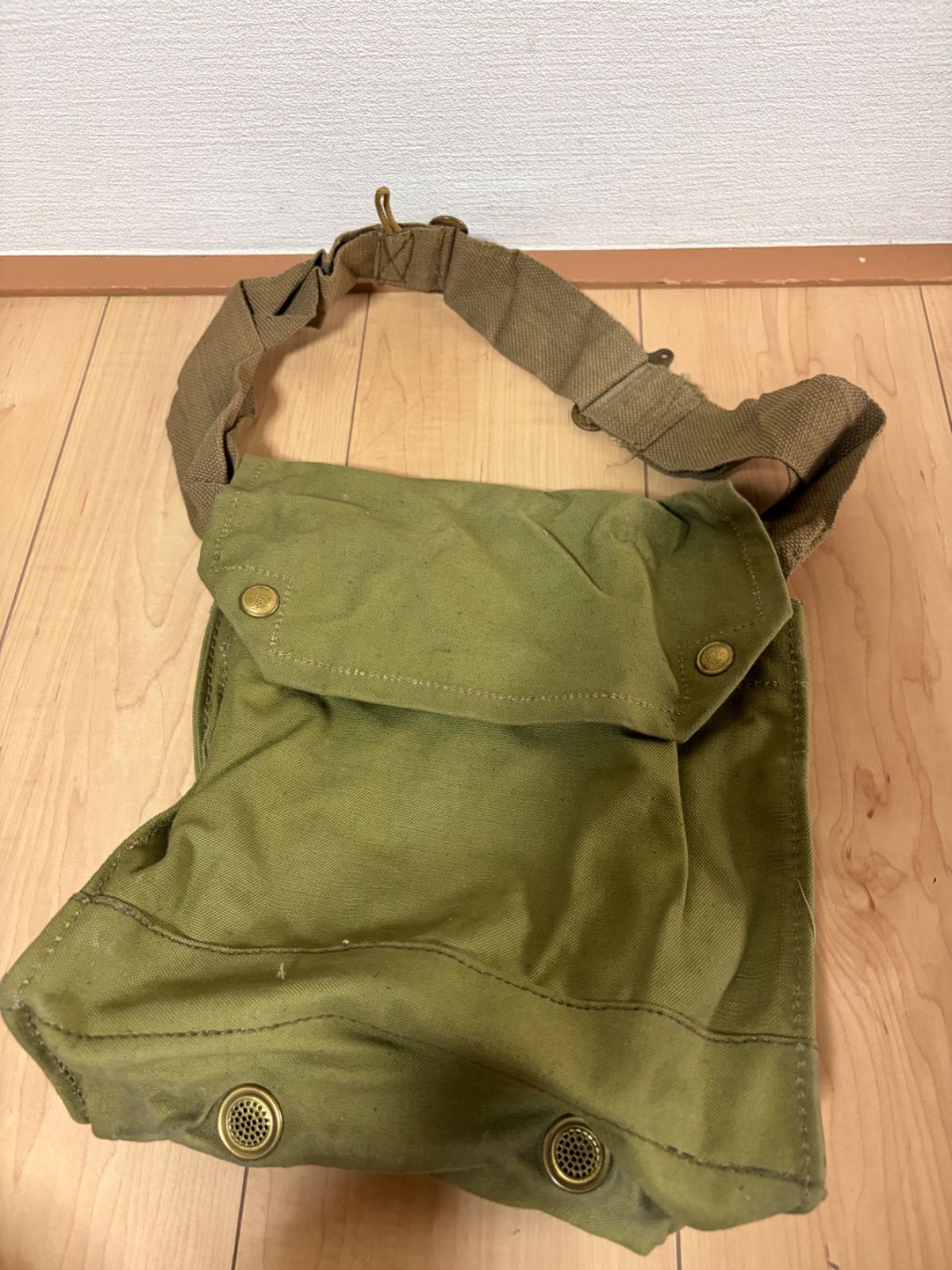 オリーブグリーン フラップ付きショルダーバッグ