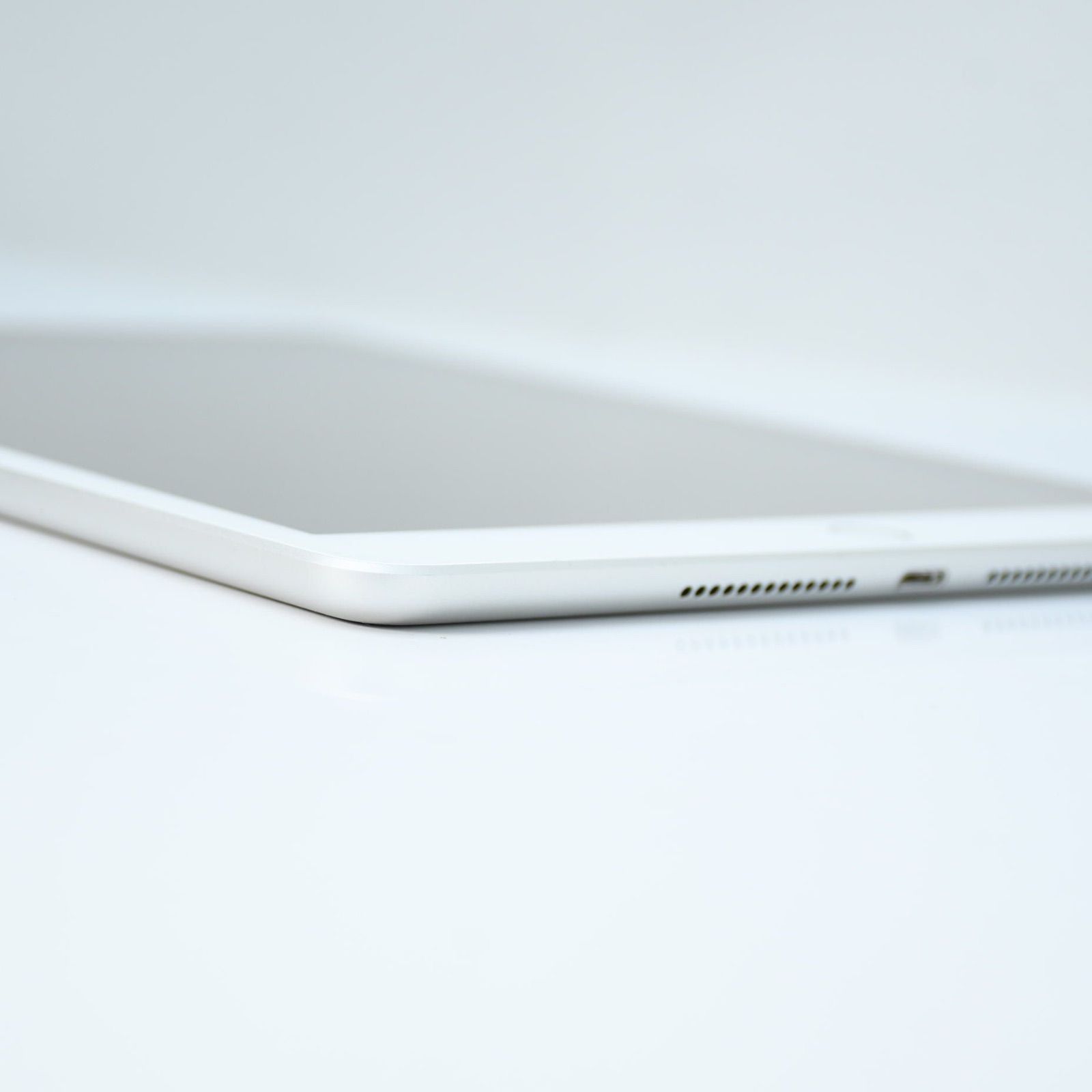 iPad 第8世代 32GB シルバー Docomo SIMフリー 84% - メルカリ