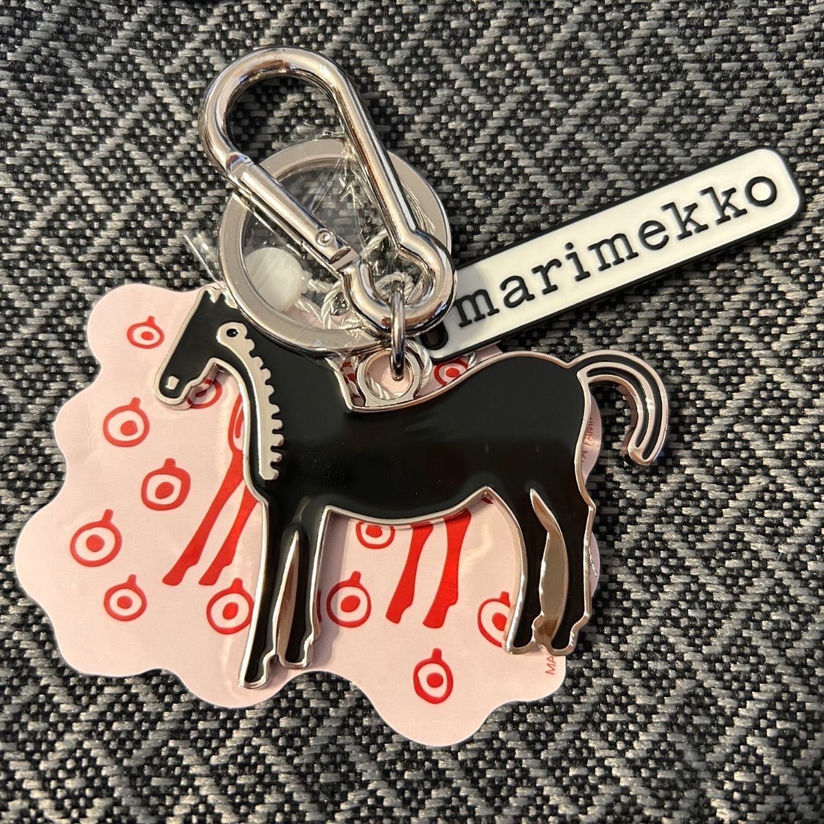 ✨新品✨ marimekko 馬型アクリルキーホルダーマリメッコ ムスタタンマ