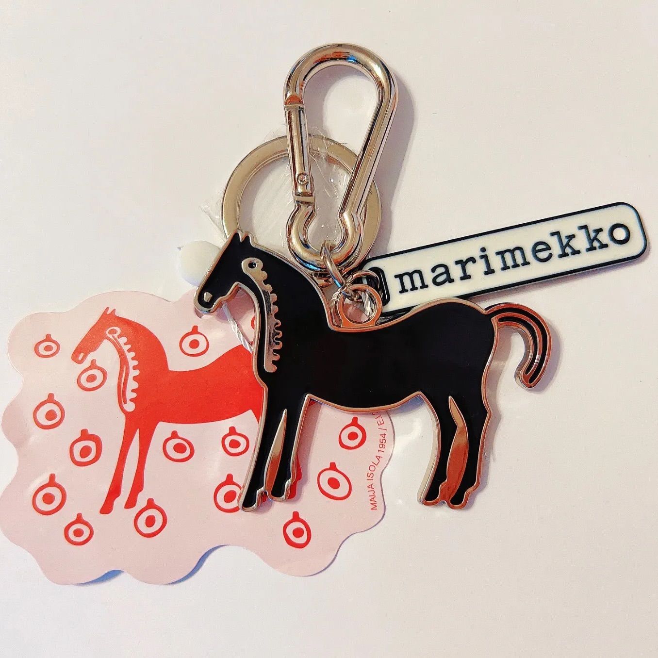 新品　マリメッコ ムスタタンマ　キーホルダー　キーチャーム ✨新品✨ marimekko 馬型アクリルキーホルダーマリメッコ ムスタタンマ