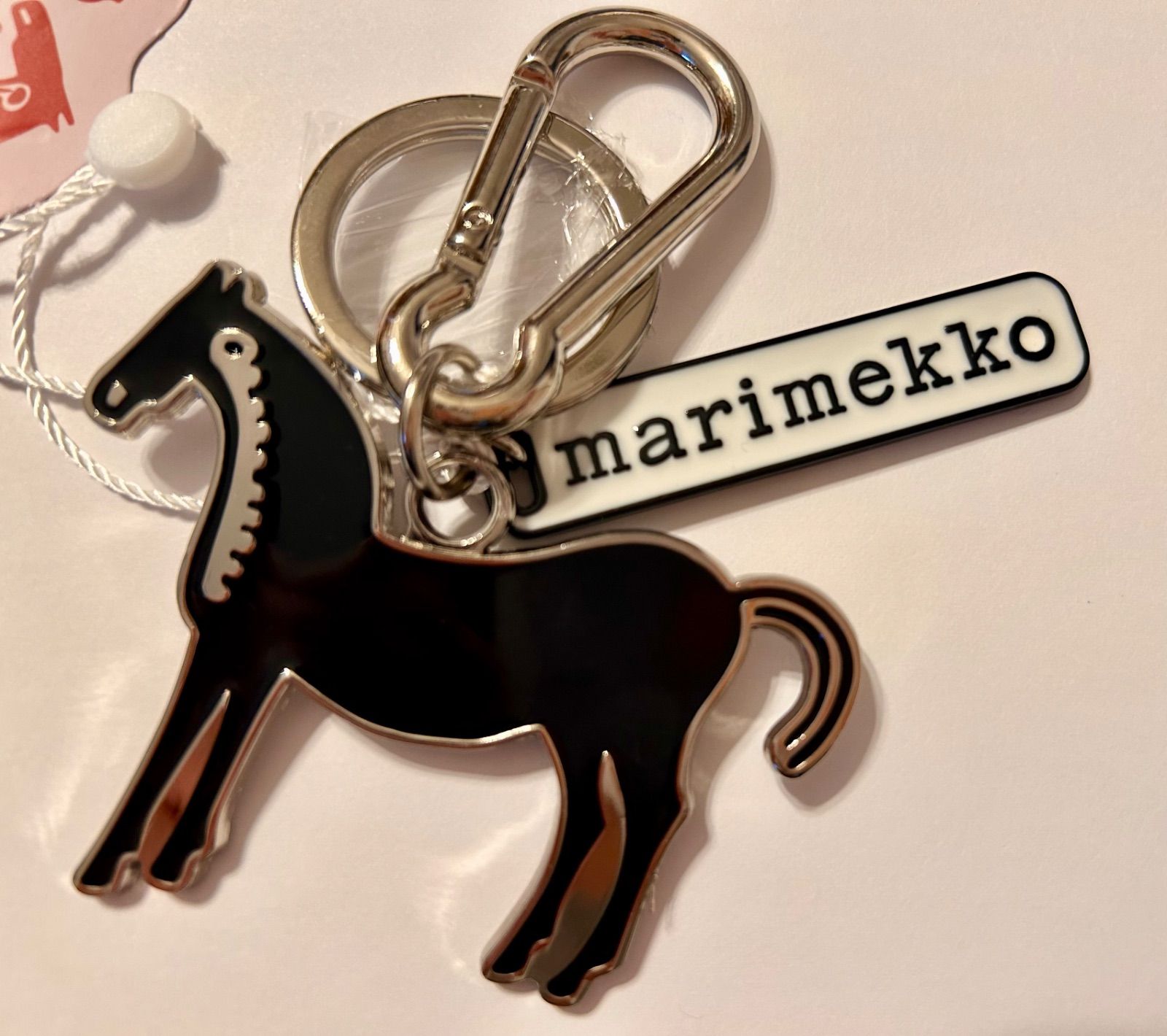 ✨新品✨ marimekko 馬型アクリルキーホルダーマリメッコ ムスタタンマ