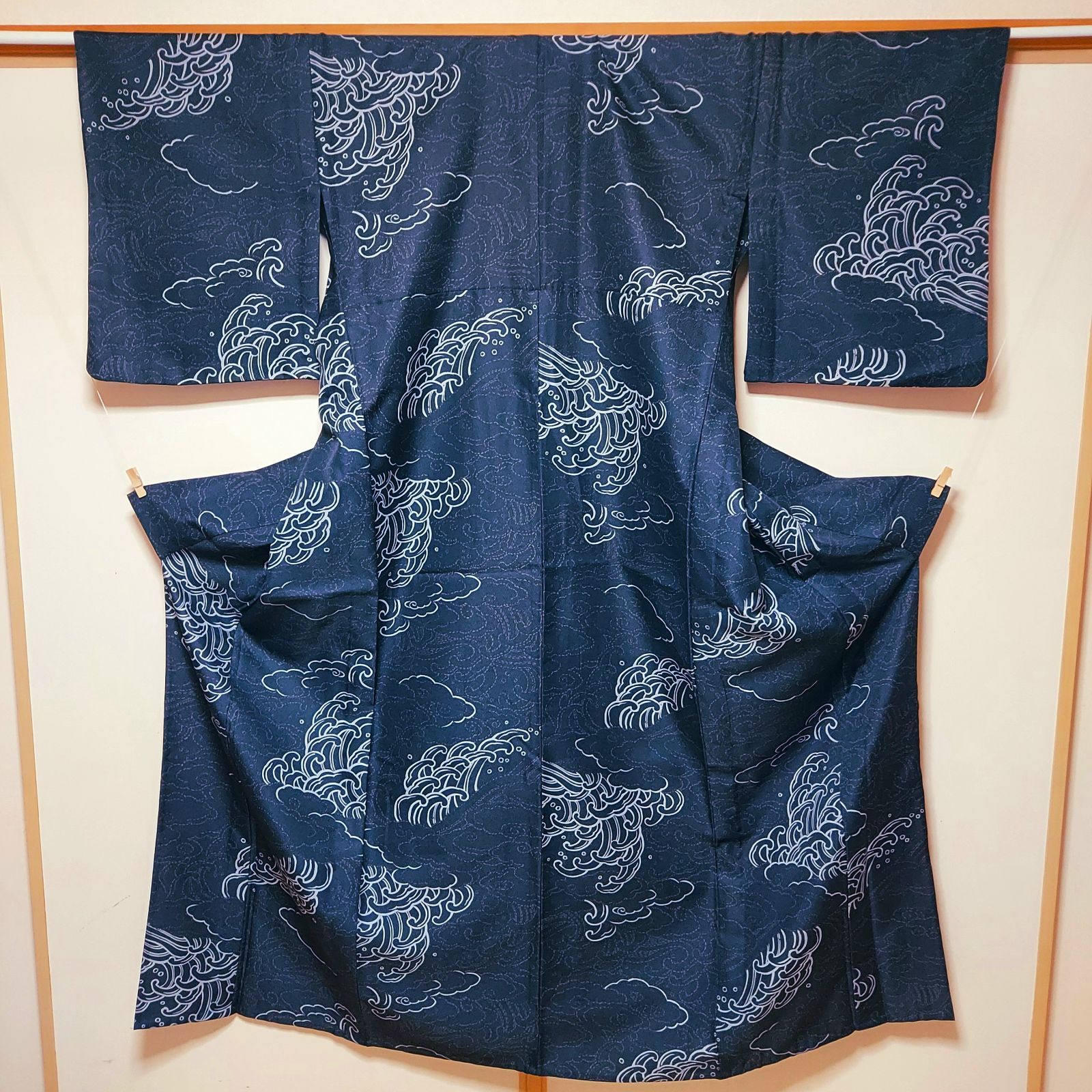 ポリエステル着物専門店in.style◆美品◆小紋着物◆単衣◆広衿◆洗える着物◆波模様◆Mサイズ◆裄66.5cm◆丈164.5cm
