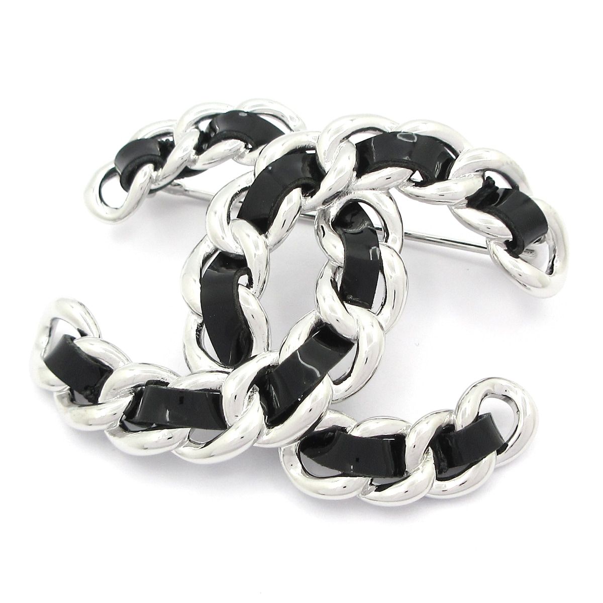 CHANEL ブローチ　シルバー×ブラック　非売品　ノベルティ CHANEL(シャネル) ブローチ ココマーク レザー シルバー×黒 - メルカリ