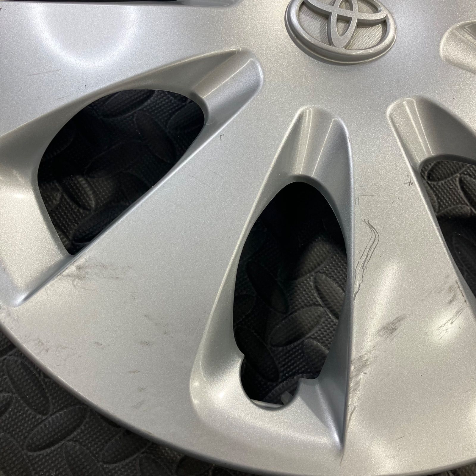 トヨタ アクア NHP10 純正ホイールキャップ ホイールカバー S