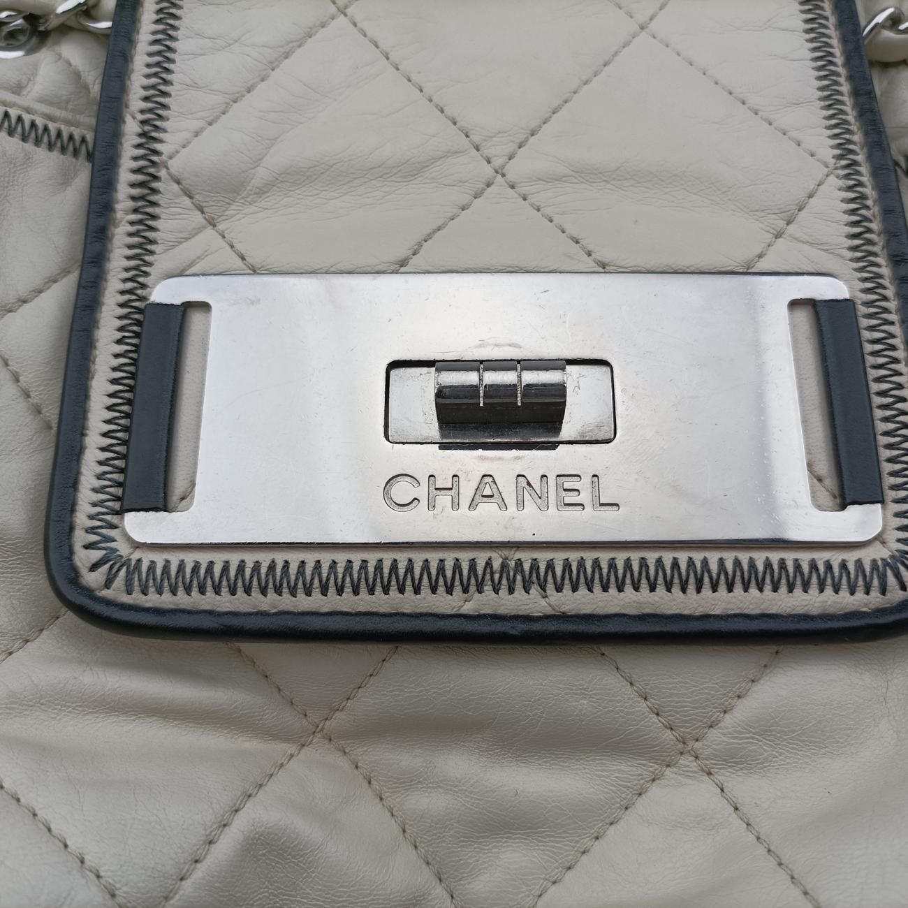 シャネルChanelイーストウエスト 2.55 ホワイト レザー A46087