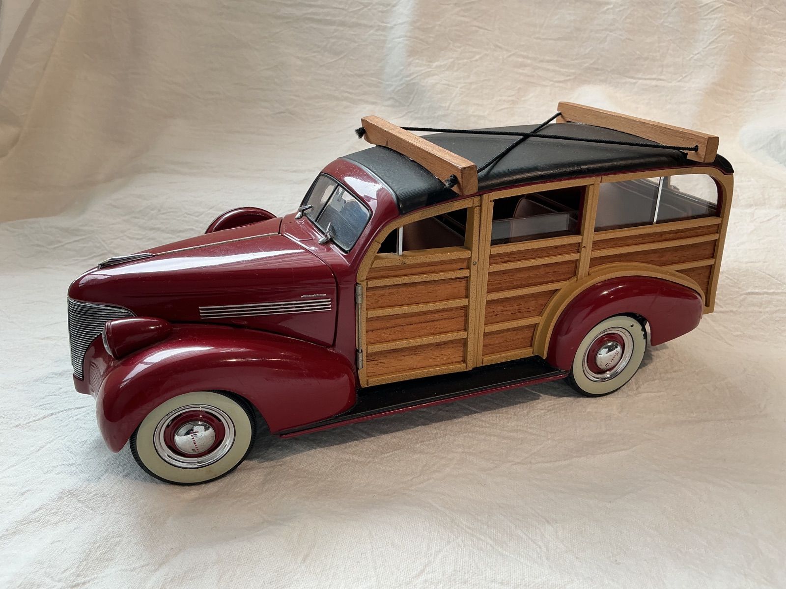 新品 1/18 ウッディワゴン 木目 クラシックカー モーターシティ ミニカー 1939 シボレー ウッディワゴン 模型 1/18 Motor City Classics 木目