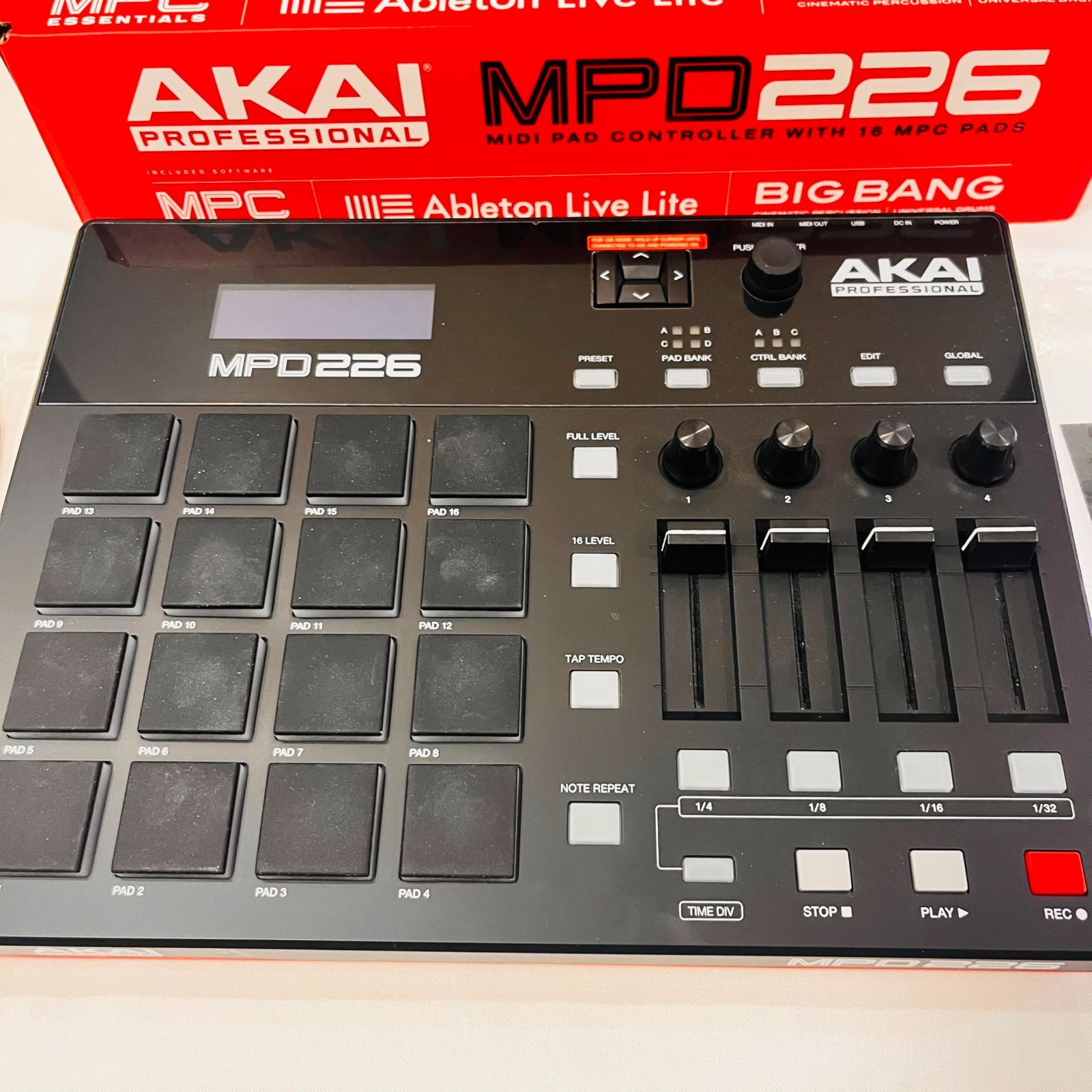 Akai Professional USB MIDIコントローラー MPD226 No2827 - メルカリ