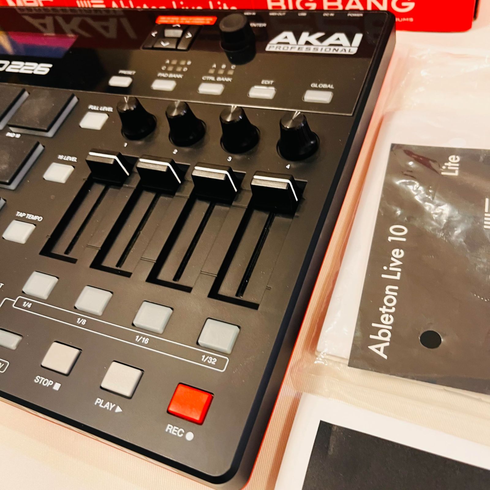 Akai Professional USB MIDIコントローラー MPD226 No2827 - メルカリ