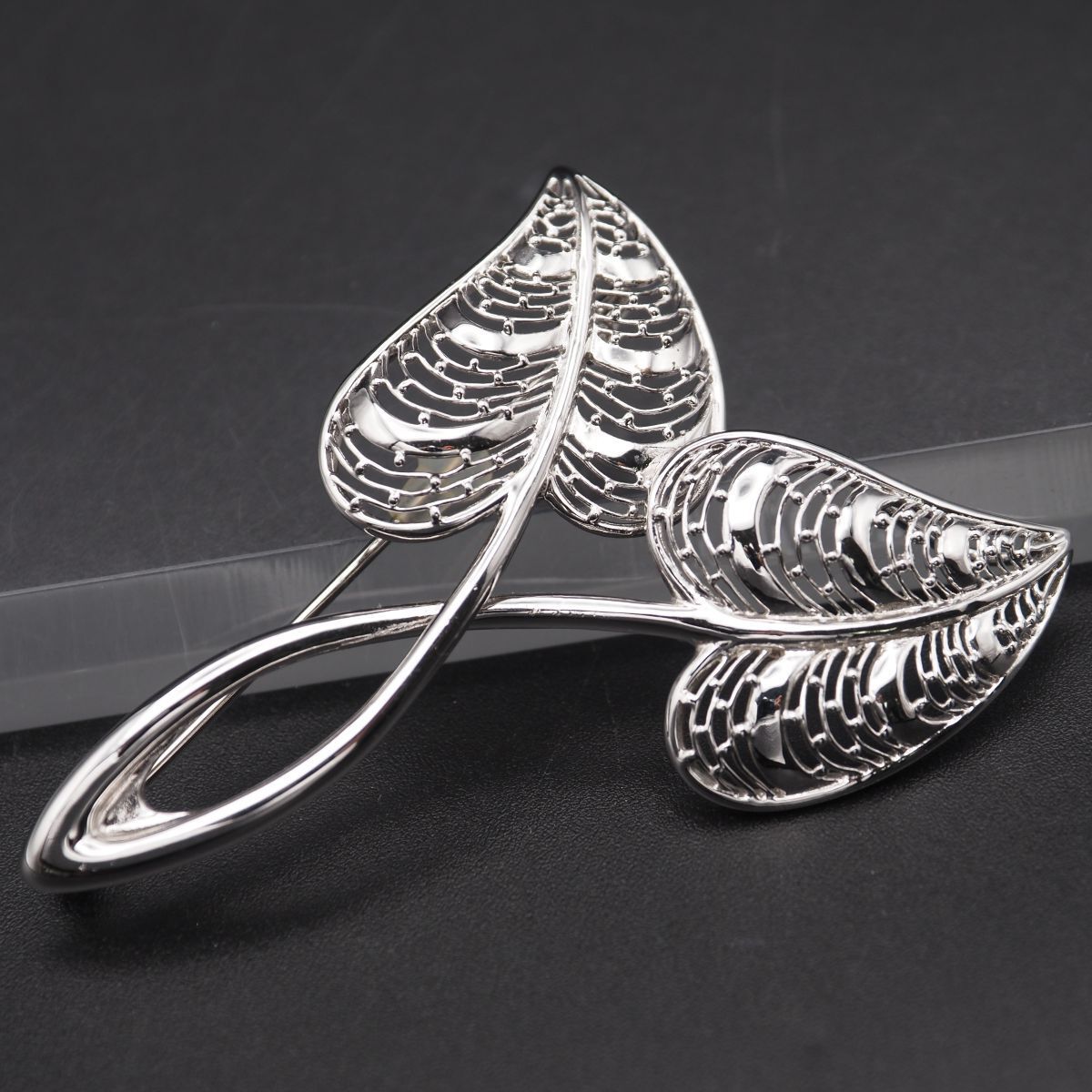 V325 ヴィンテージ SILVER刻印 ブローチ リーフ デザイン シルバー