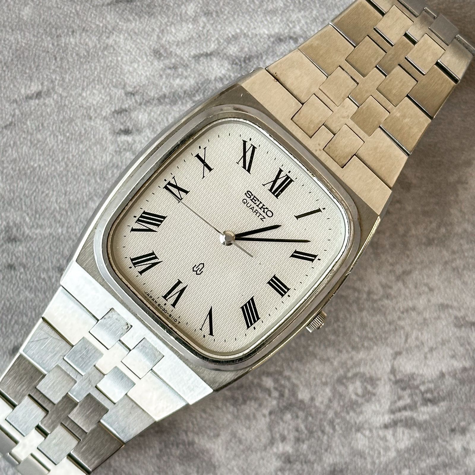 SEIKO クォーツ スクエアケース ローマンインデックス メンズ腕時計
