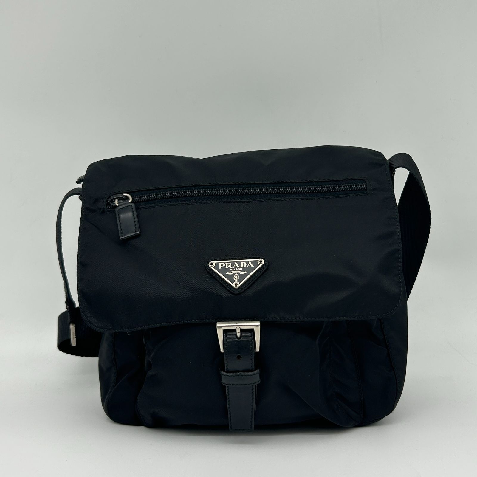 PRADA（プラダ）テスート 三角ロゴプレート ブラック 黒 シルバー金具 