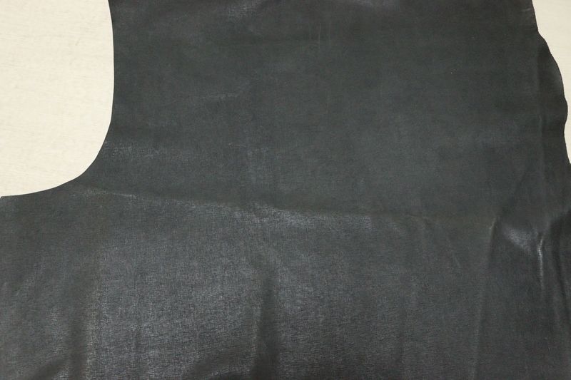 ブラック 135ds ヌメ革 ショルダーレザー 牛革 イタリア レザー エンボス加工 はぎれ 一枚革 レザークラフト 革 皮 本革 diy 生地 材料