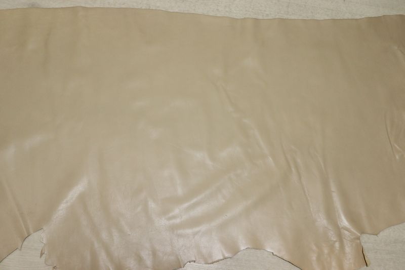 ベージュ 140ds クロム革 牛革 国産 レザー スムース加工 はぎれ 一枚革 レザークラフト 革 皮 本革 diy 生地 材料
