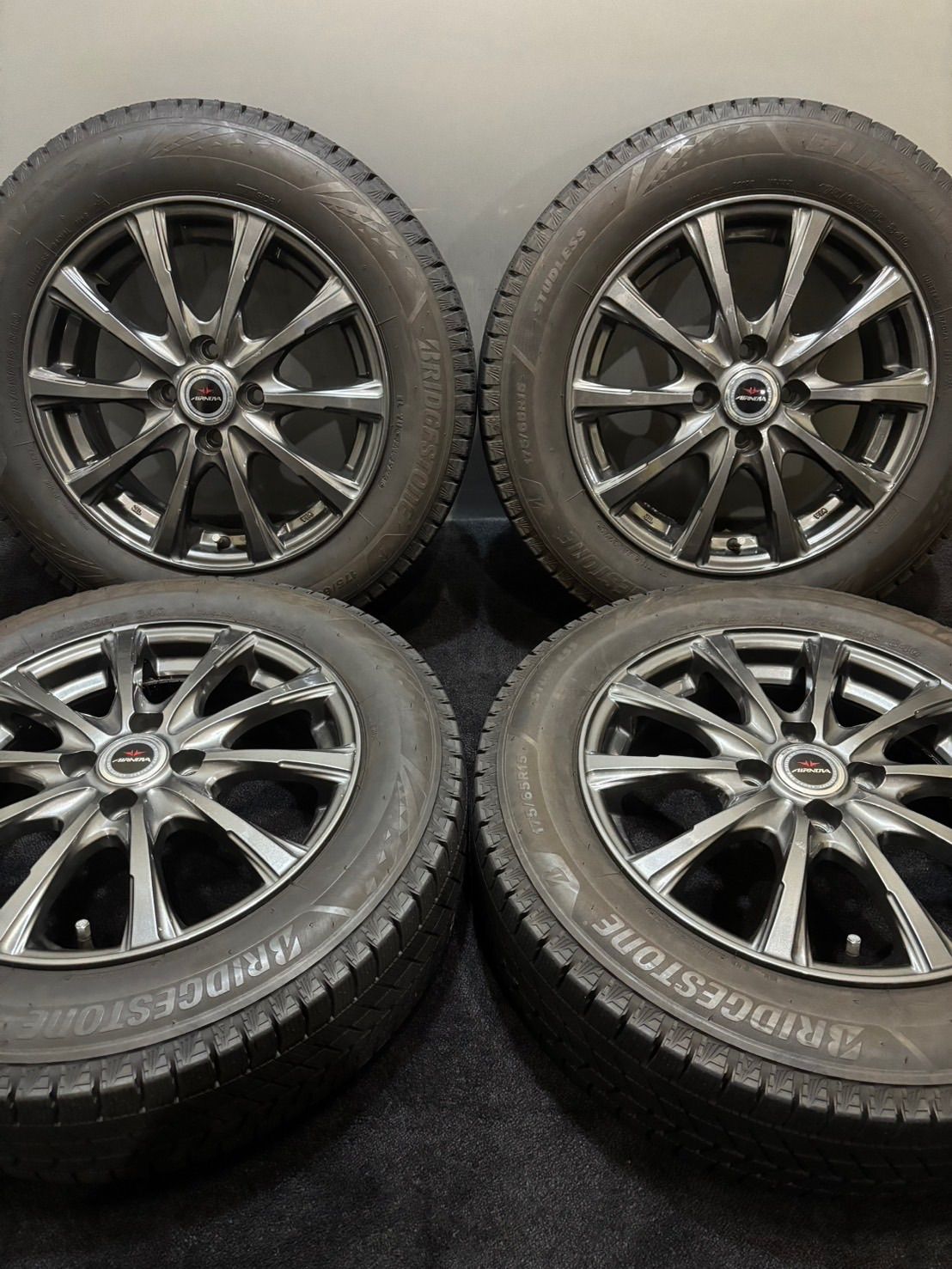 受け渡し完了　受付終了　トヨタ　アクア　スタッドレス4本175/65R15 VRX3 トヨタ アクア ブリザック VRX3 175/65R15 装着 【スタッドレスタイヤ