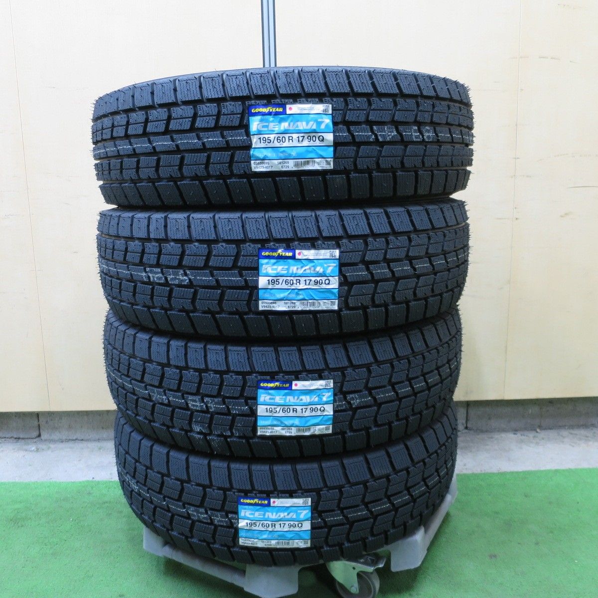 未使用！25年★スタッドレス 195/60R17 グッドイヤー アイスナビ7 タイヤ 17インチ 60系 プリウス ライズ ロッキー 等★6041301NGスタ