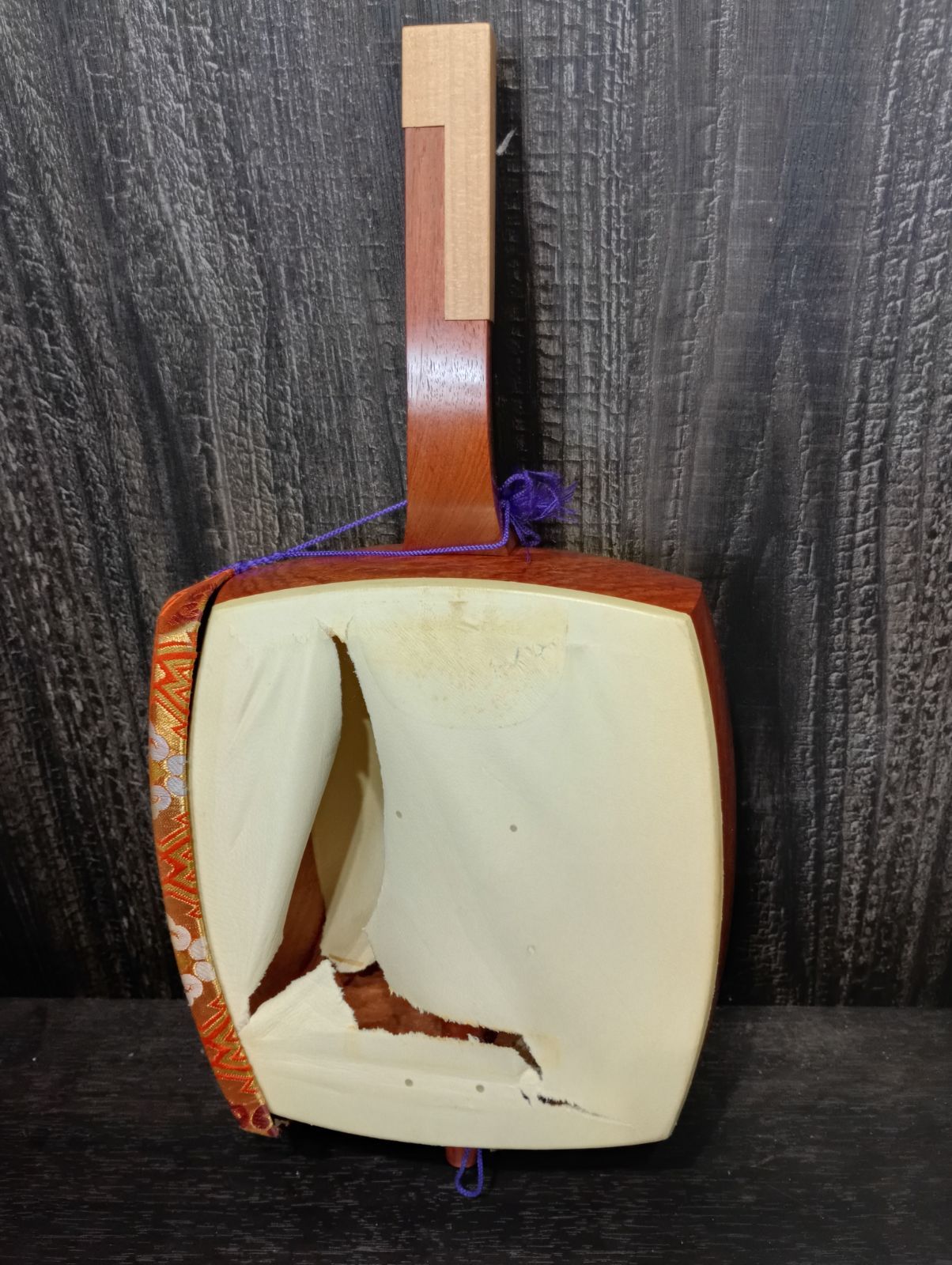 三味線　稽古用　美品　ハードケース付き　皮破れ無し 三味線 セット（撥2本・ハードケース付）花梨 皮破れなし - メルカリ