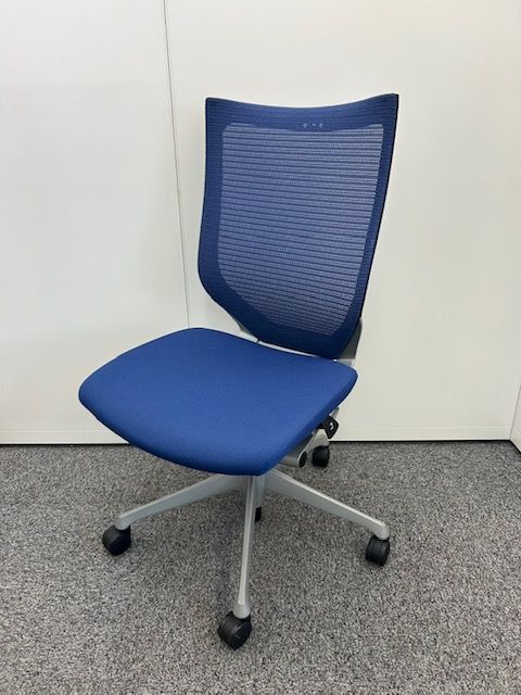 オカムラ バロンチェア ハイバック メッシュ ミディアムブルー 肘無