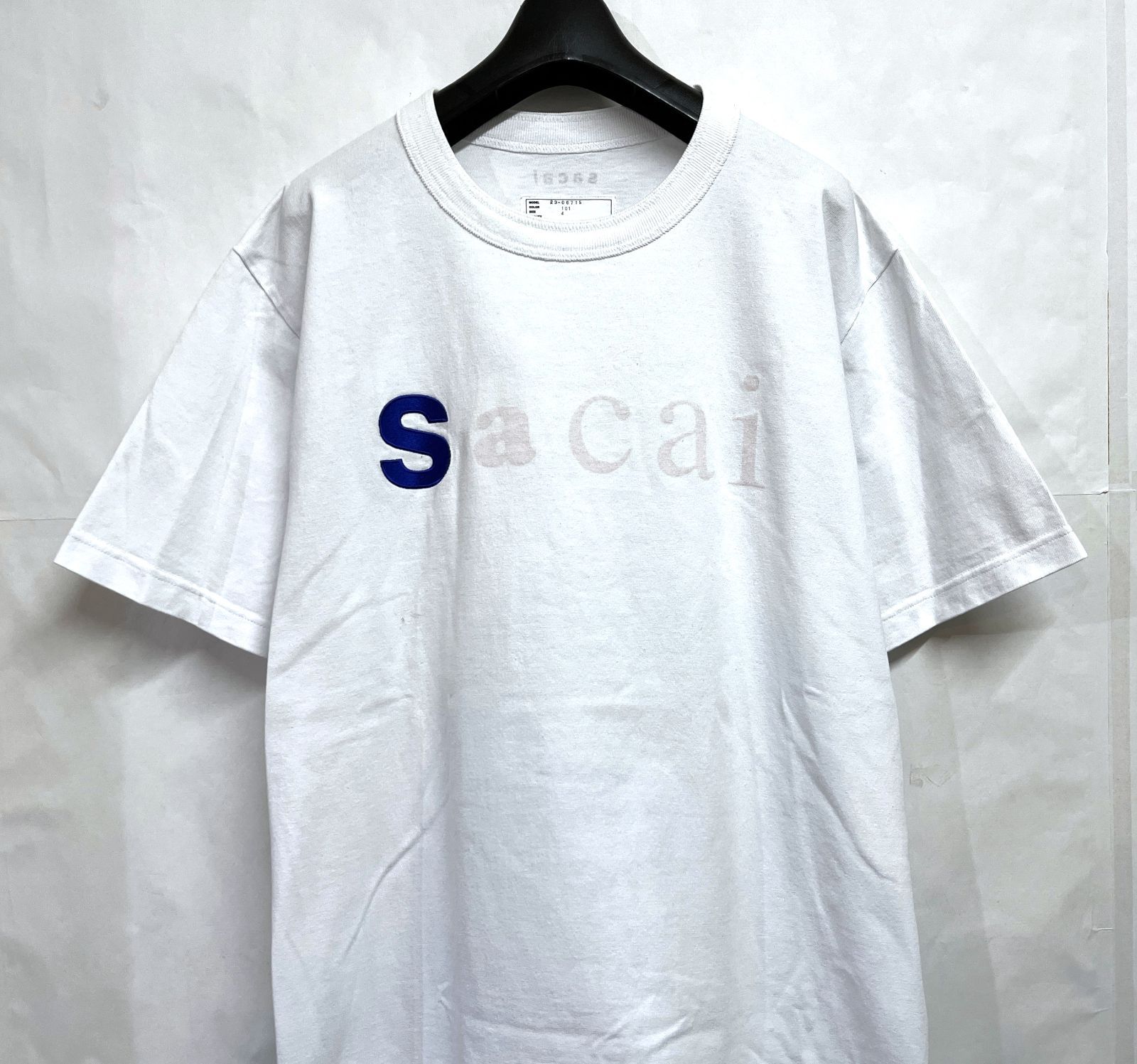 sacai｜サカイ 青山店限定 Sロゴ Tシャツ 23-0671S OTB - メルカリ